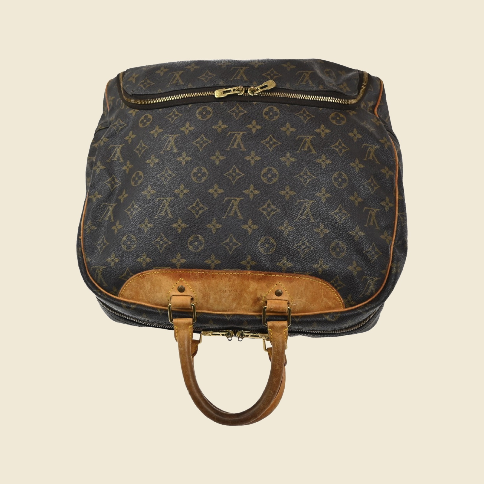 Borsone da viaggio Louis Vuitton in tela monogramma e pelle con doppio manico e tasca frontale con zip, vista di tre quarti — vista 3