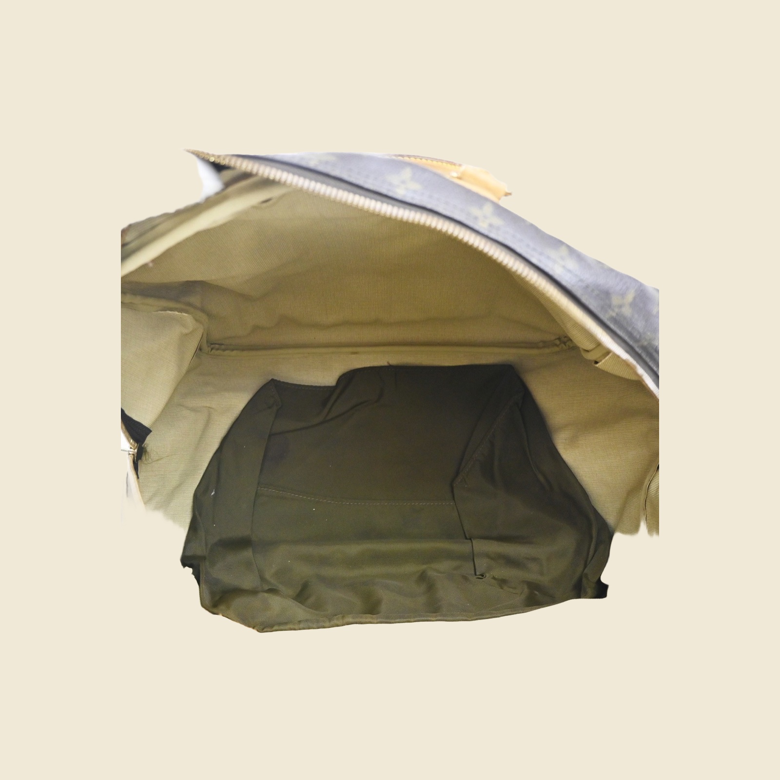 Borsone da viaggio Louis Vuitton in tela monogramma e pelle con doppio manico e tasca frontale con zip, vista di tre quarti — vista 4