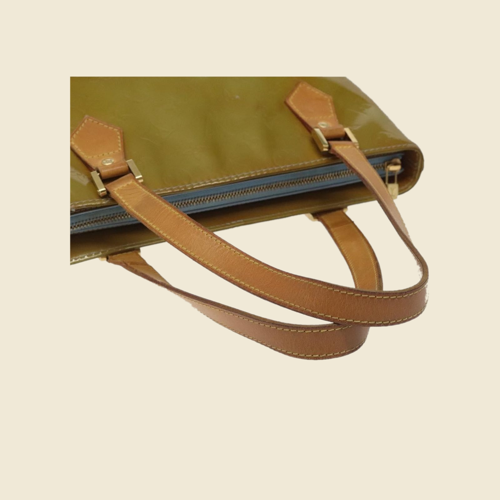 Borsa a spalla Louis Vuitton in pelle verniciata verde oliva con monogramma impresso e manici in pelle, vista frontale — vista 3