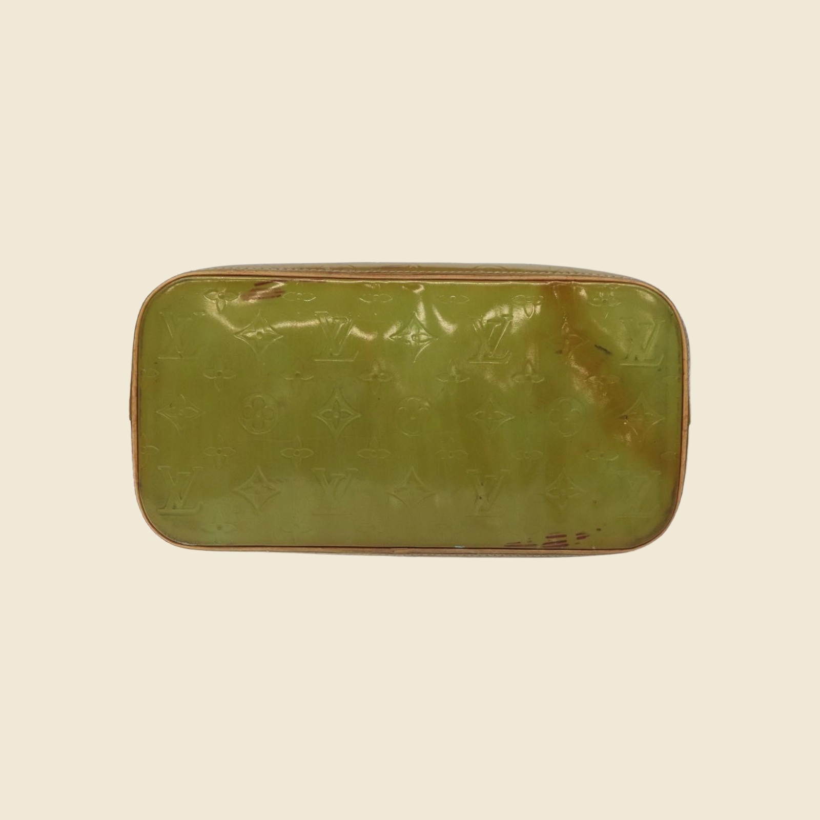 Borsa a spalla Louis Vuitton in pelle verniciata verde oliva con monogramma impresso e manici in pelle, vista frontale — vista 3