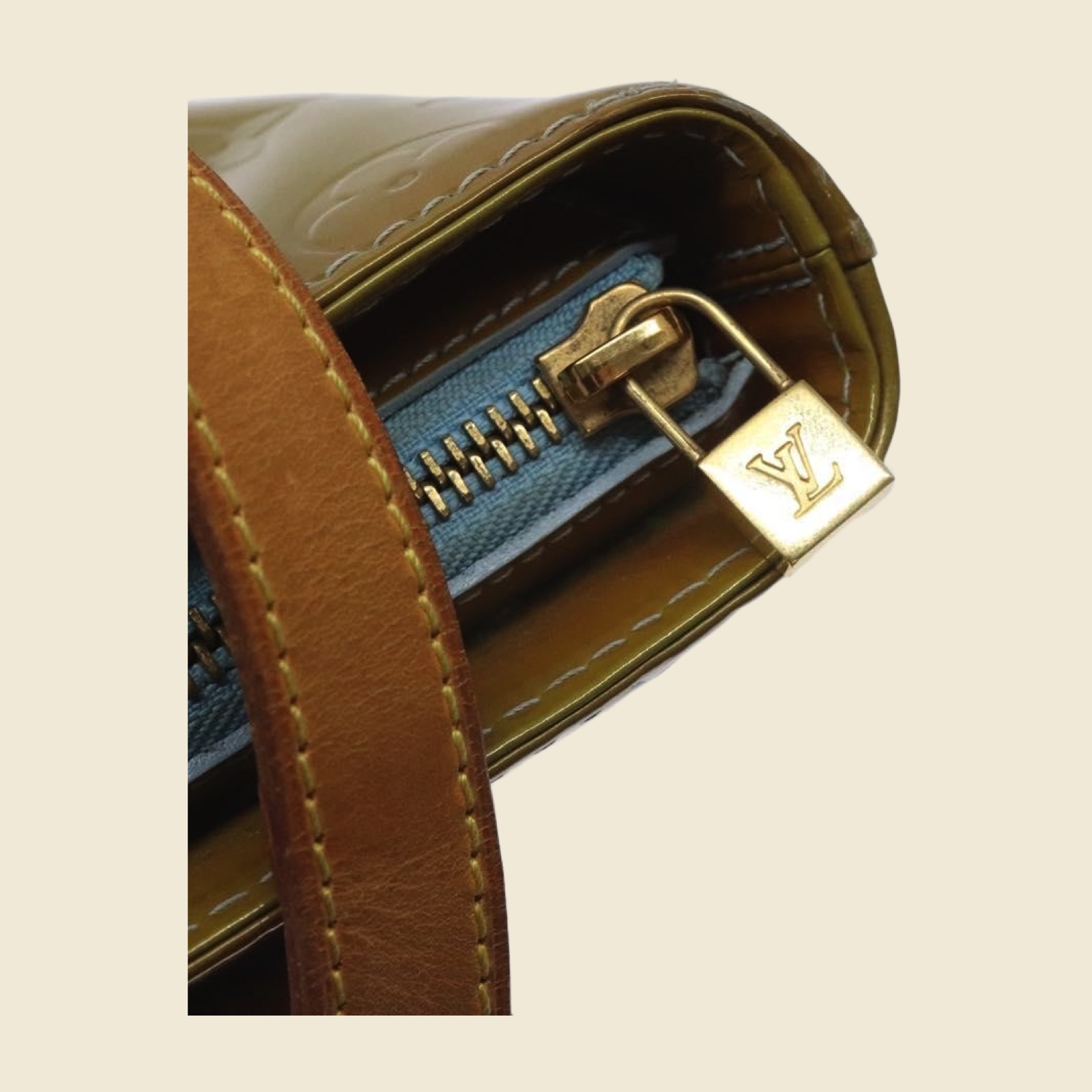 Borsa a spalla Louis Vuitton in pelle verniciata verde oliva con monogramma impresso e manici in pelle, vista frontale — vista 4