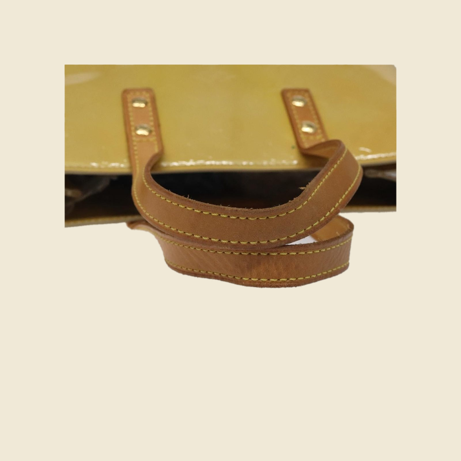 Borsa a mano Louis Vuitton in pelle verniciata gialla con Monogram impresso e doppio manico, vista frontale — vista 3