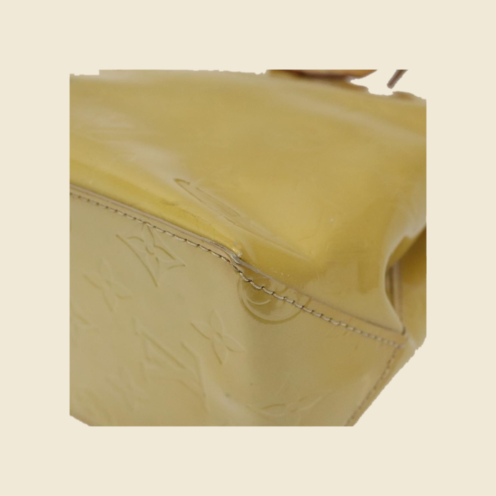 Borsa a mano Louis Vuitton in pelle verniciata gialla con Monogram impresso e doppio manico, vista frontale — vista 4