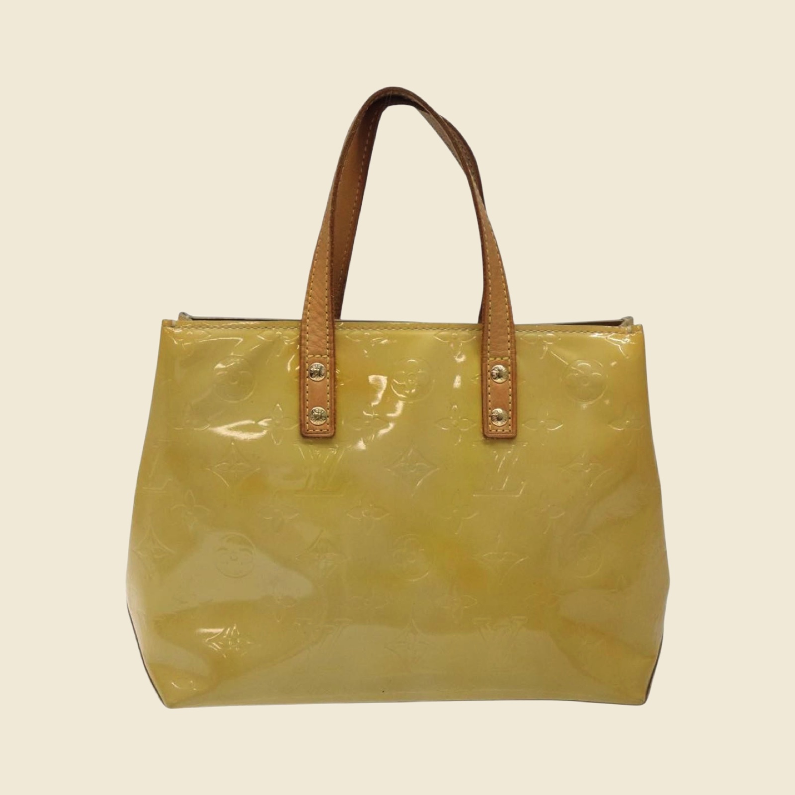 Borsa a mano Louis Vuitton in pelle verniciata giallo chiaro con monogramma impresso in rilievo e doppio manico, vista frontale — vista 2