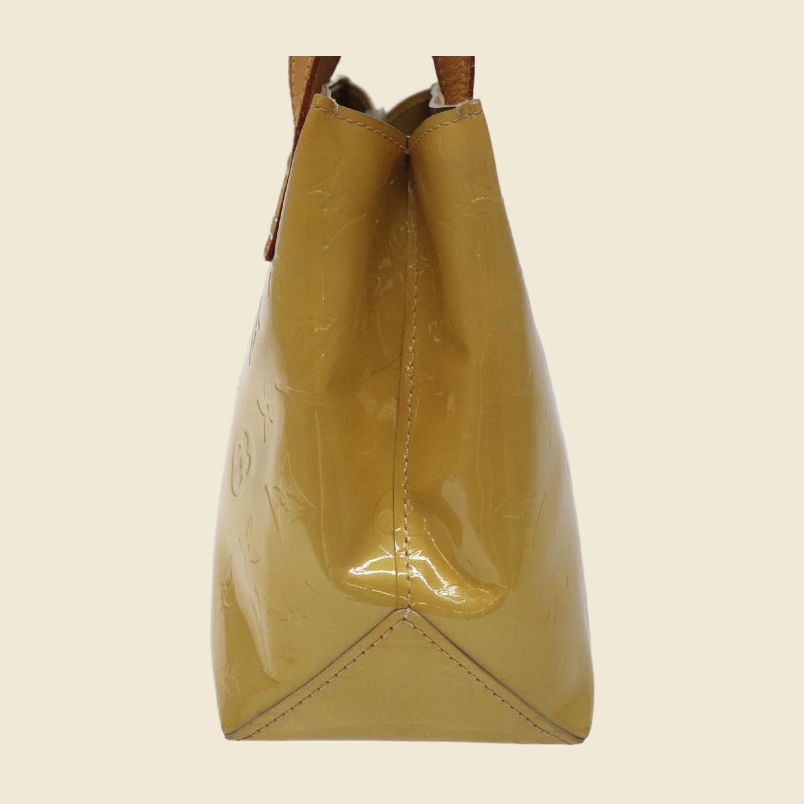 Borsa a mano Louis Vuitton in pelle verniciata giallo chiaro con monogramma impresso in rilievo e doppio manico, vista frontale — vista 3