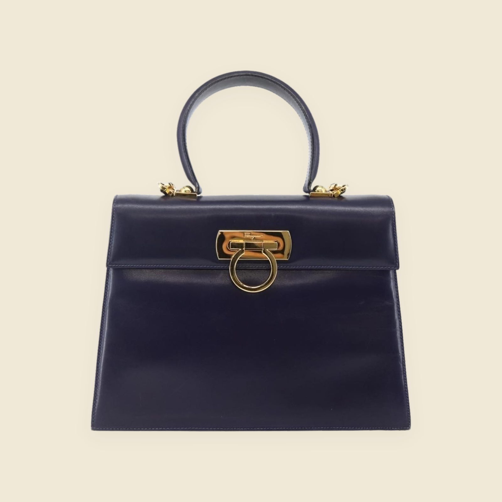 Borsa a mano Salvatore Ferragamo in pelle blu scuro con chiusura ad anello dorata e manico superiore, vista frontale