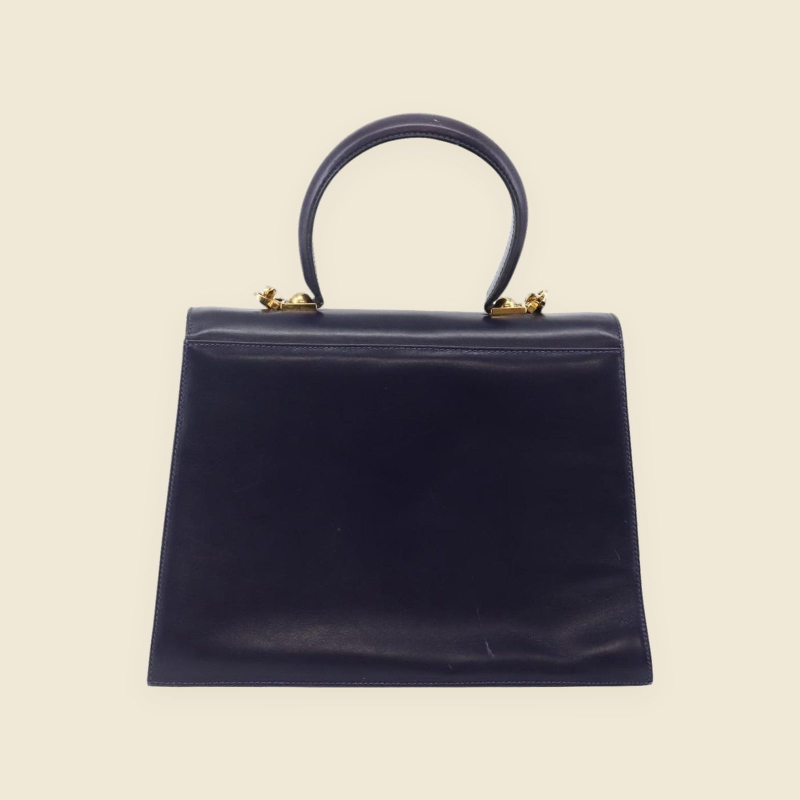 Borsa a mano Salvatore Ferragamo in pelle blu scuro con chiusura ad anello dorata e manico superiore, vista frontale — vista 2