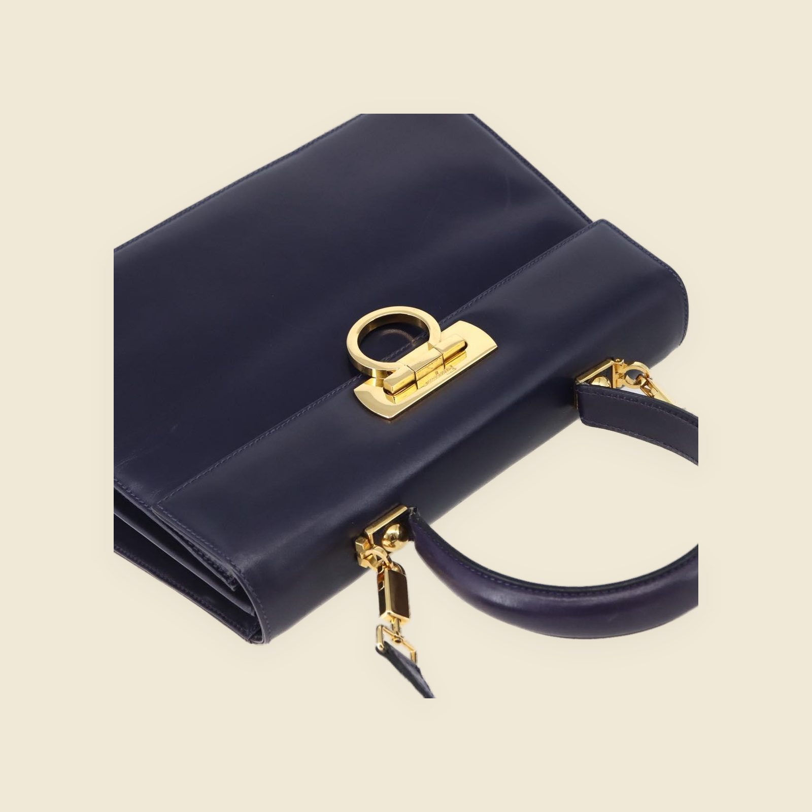 Borsa a mano Salvatore Ferragamo in pelle blu scuro con chiusura ad anello dorata e manico superiore, vista frontale — vista 3