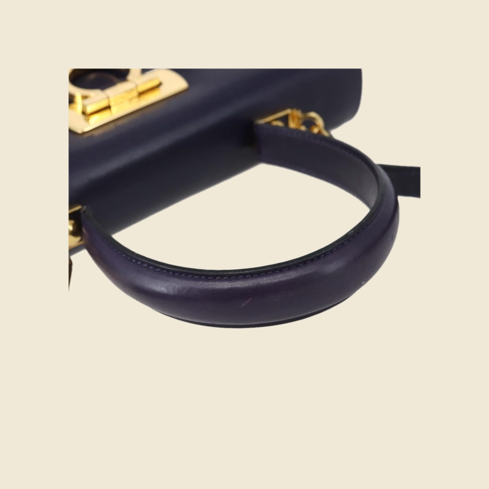 Borsa a mano Salvatore Ferragamo in pelle blu scuro con chiusura ad anello dorata e manico superiore, vista frontale — vista 4