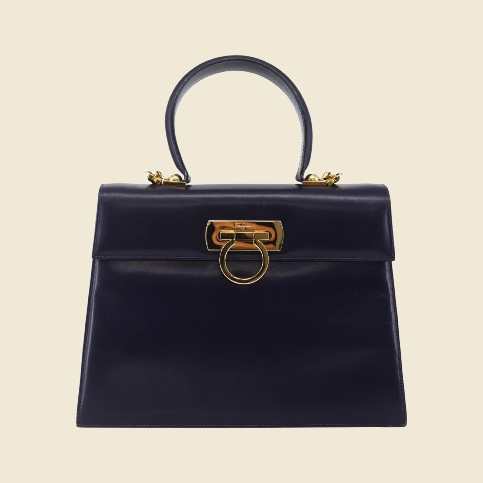 Borsa a mano Salvatore Ferragamo in pelle blu scuro, chiusura ad anello dorata, manico superiore, vista frontale