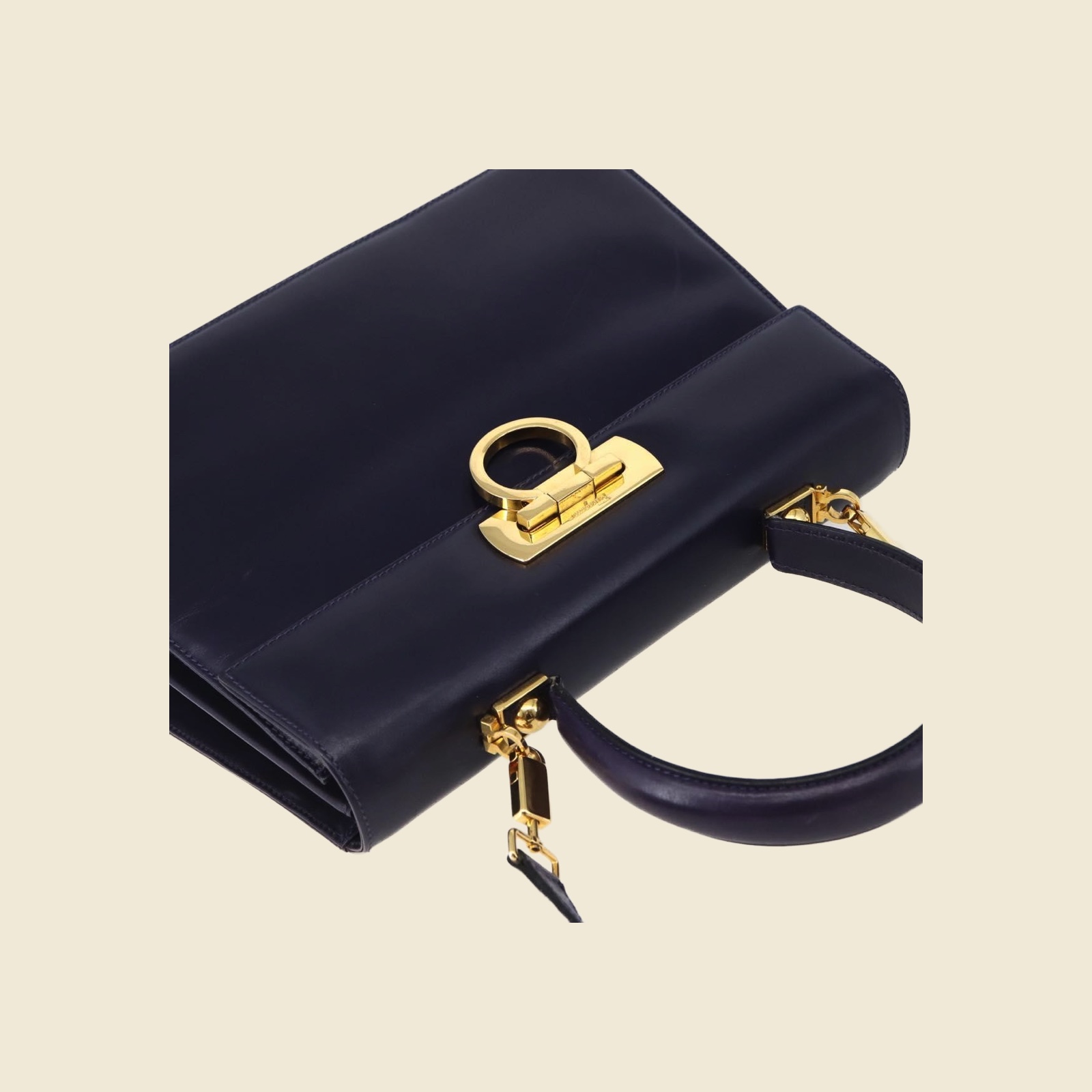 Borsa a mano Salvatore Ferragamo in pelle blu scuro, chiusura ad anello dorata, manico superiore, vista frontale — vista 3