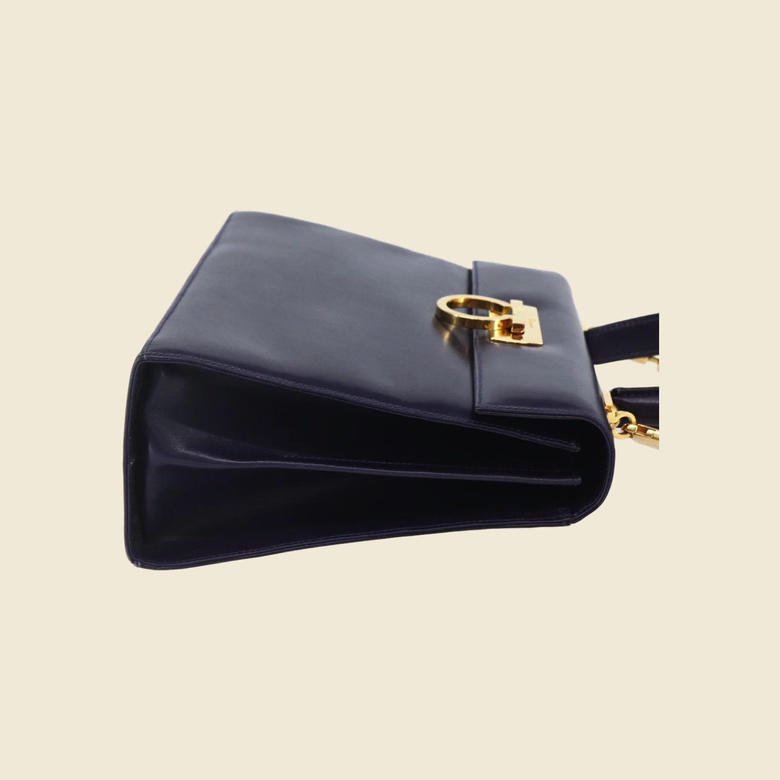 Borsa a mano Salvatore Ferragamo in pelle blu scuro, chiusura ad anello dorata, manico superiore, vista frontale — vista 4