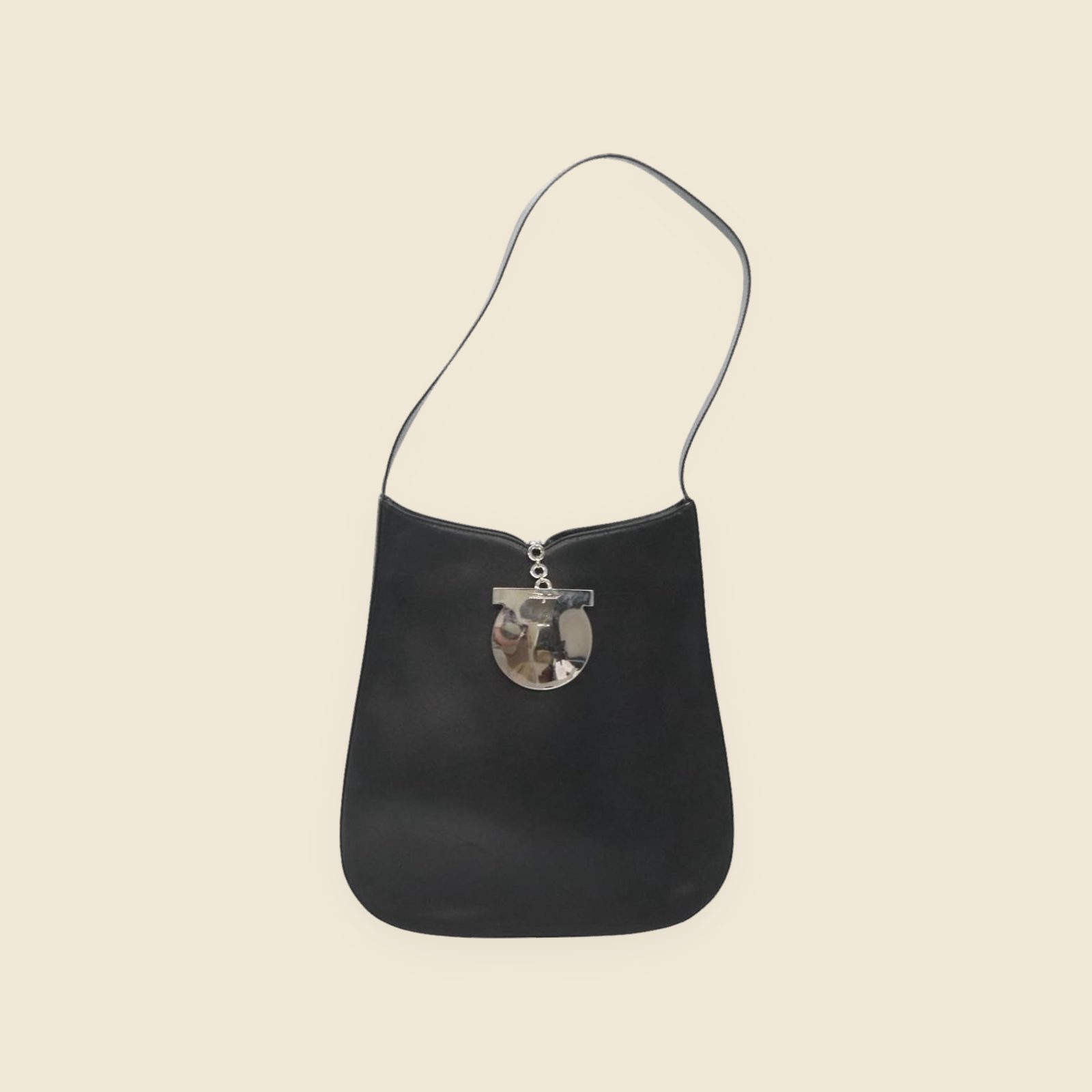 Borsa a spalla Salvatore Ferragamo in pelle nera con pendente Gancini argentato, vista frontale su fondo neutro