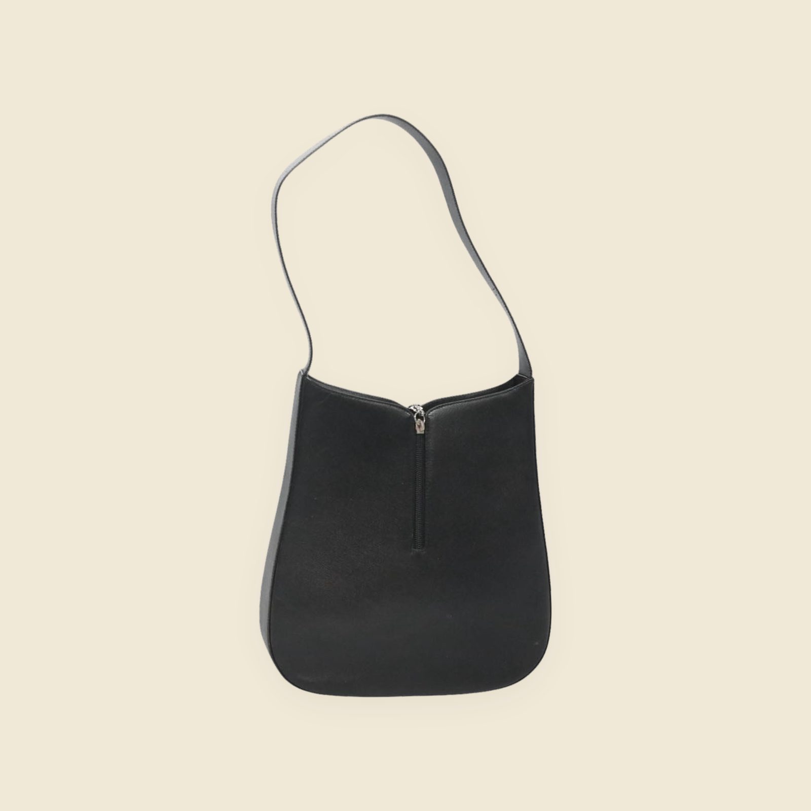 Borsa a spalla Salvatore Ferragamo in pelle nera con pendente Gancini argentato, vista frontale su fondo neutro — vista 2