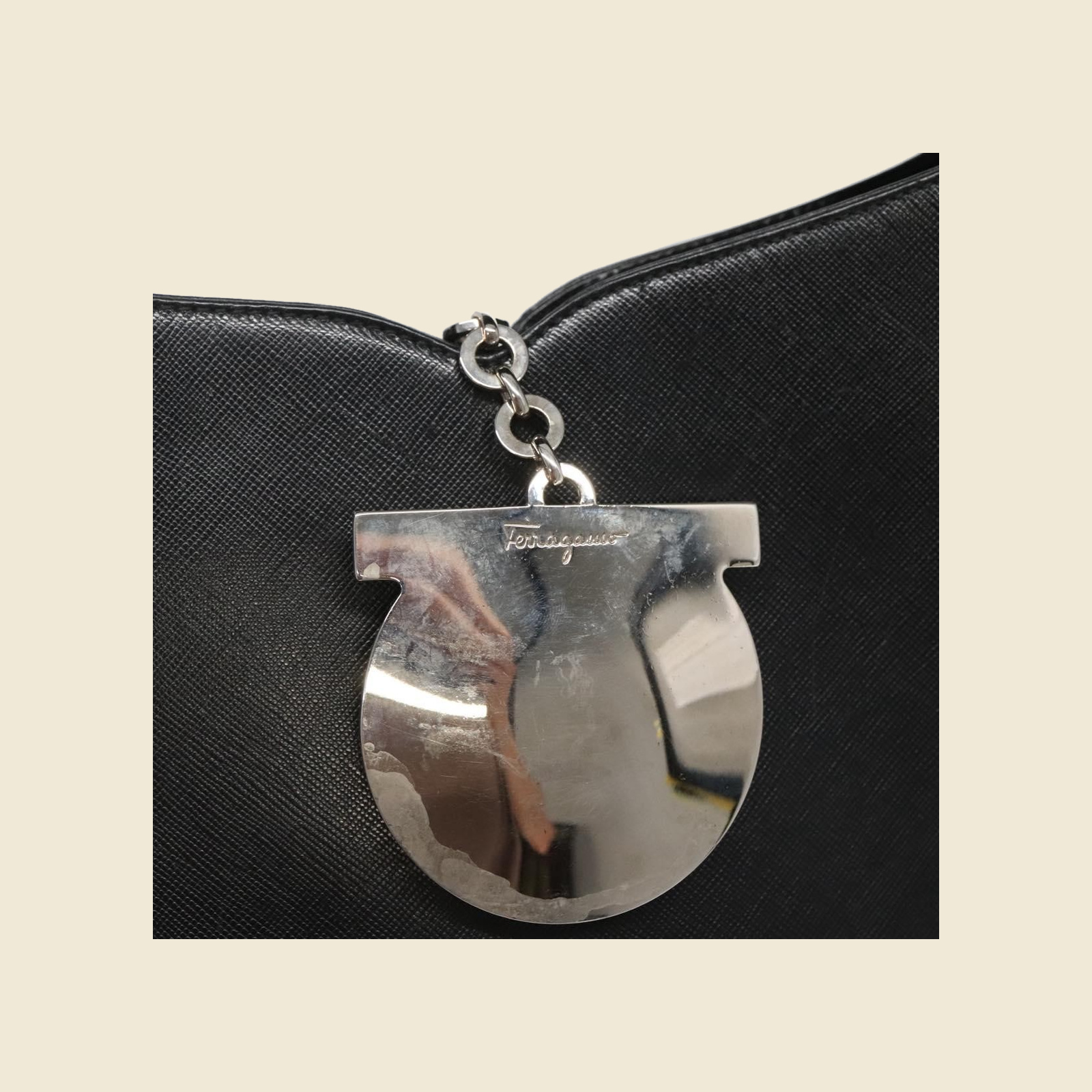 Borsa a spalla Salvatore Ferragamo in pelle nera con pendente Gancini argentato, vista frontale su fondo neutro — vista 3