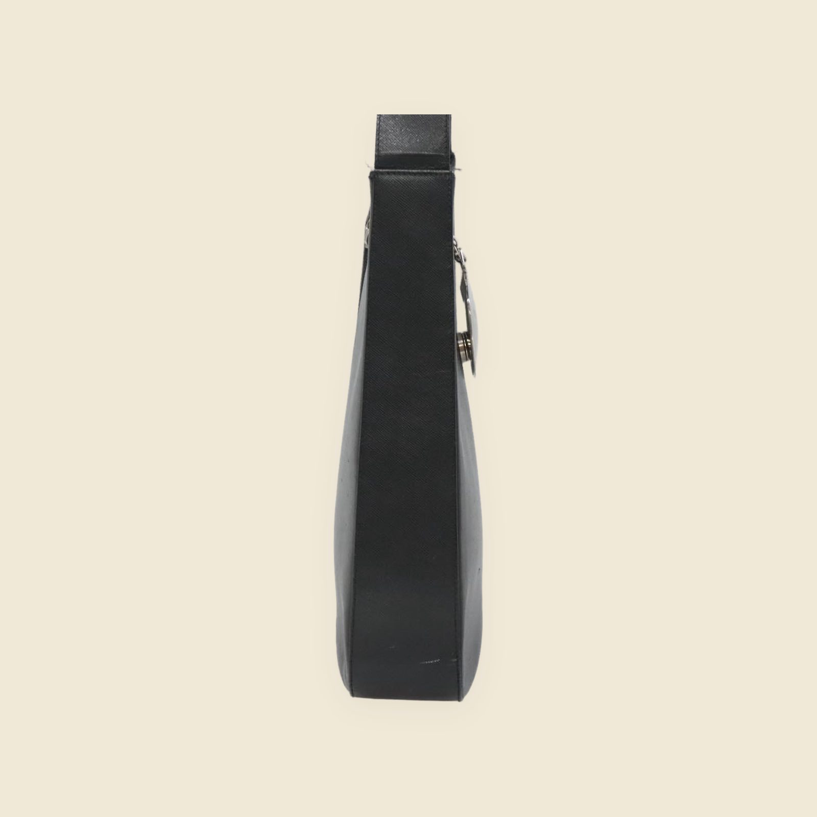 Borsa a spalla Salvatore Ferragamo in pelle nera con pendente Gancini argentato, vista frontale su fondo neutro — vista 4