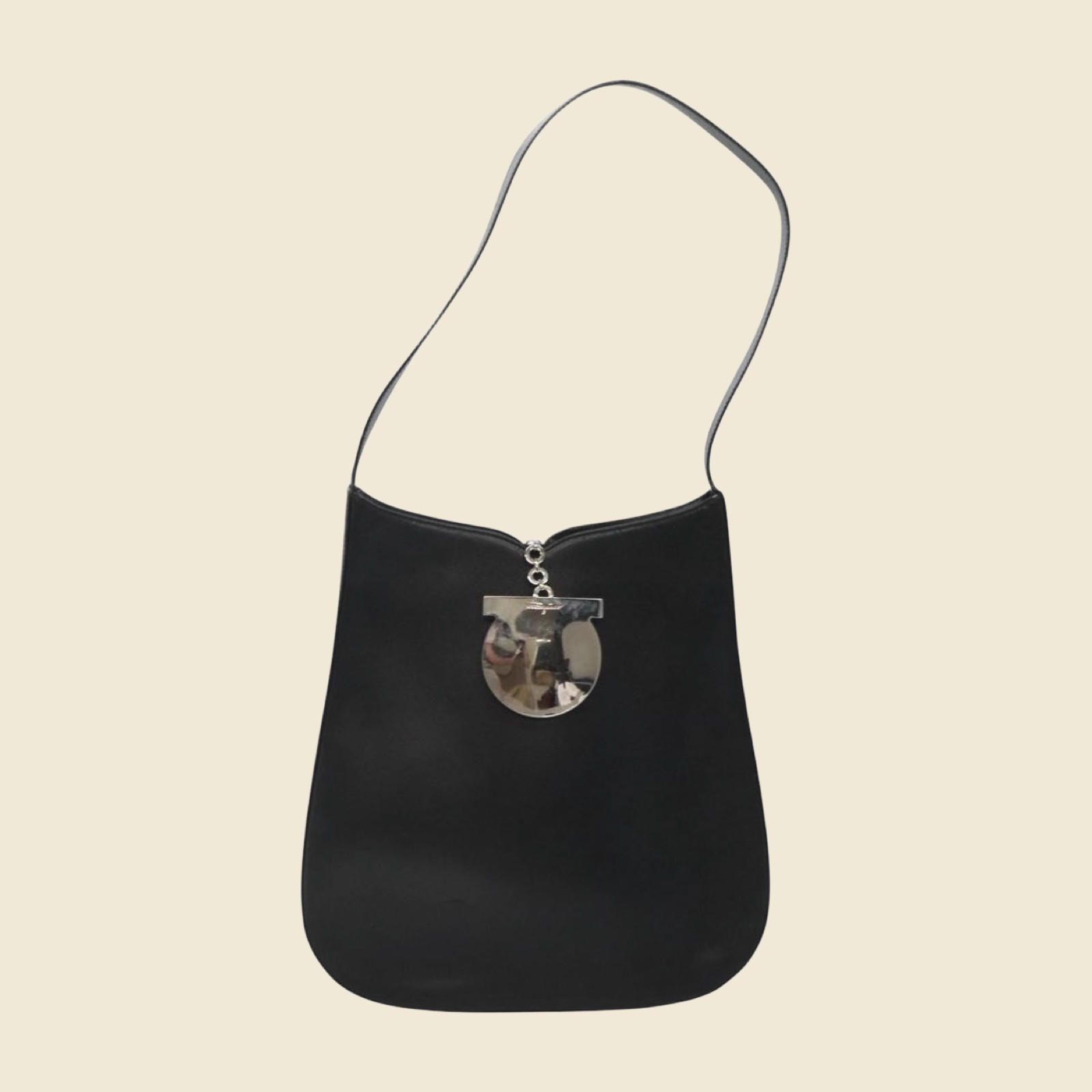 Borsa a spalla Salvatore Ferragamo in pelle nera, pendente Gancini argentato al centro, manico piatto, vista frontale