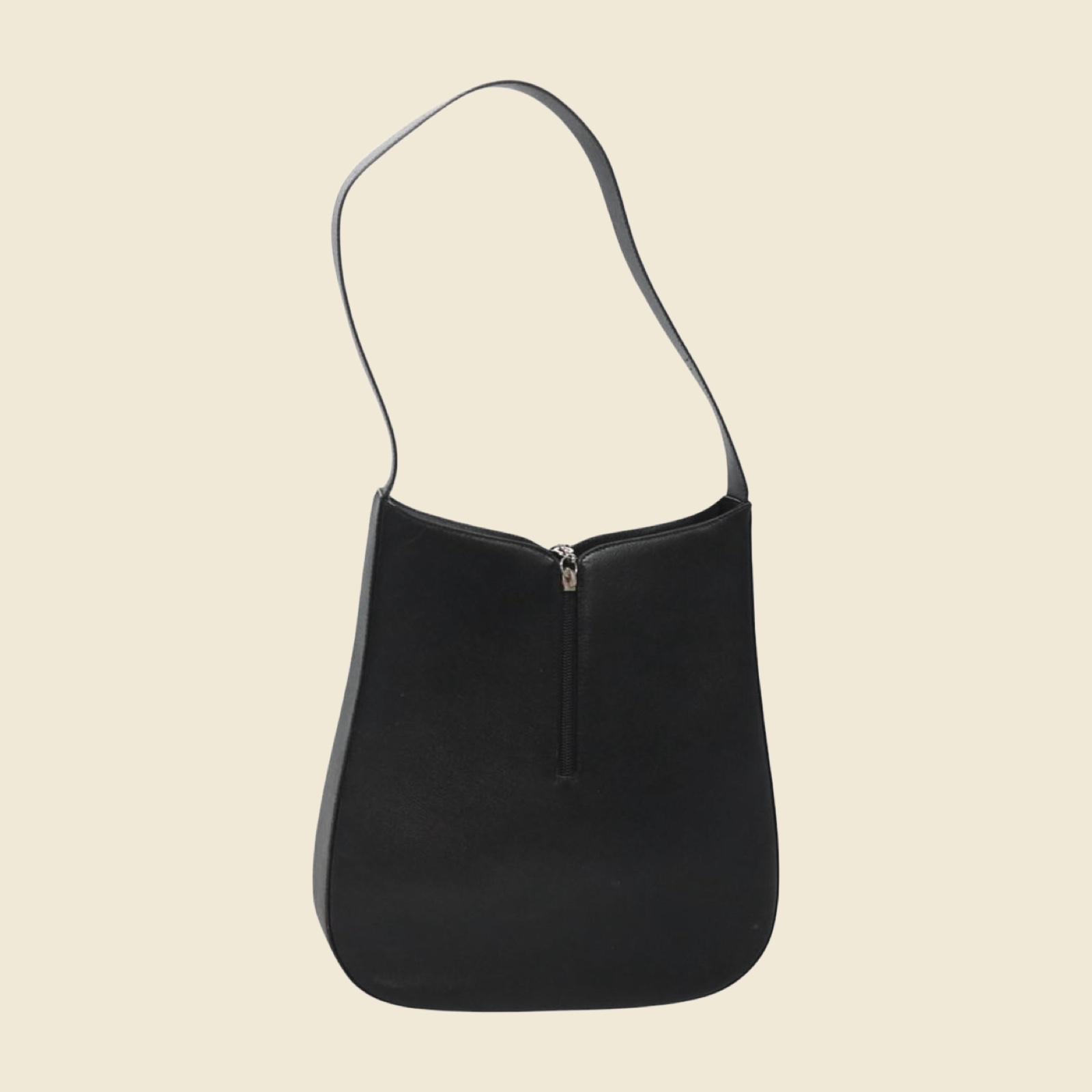 Borsa a spalla Salvatore Ferragamo in pelle nera, pendente Gancini argentato al centro, manico piatto, vista frontale — vista 2