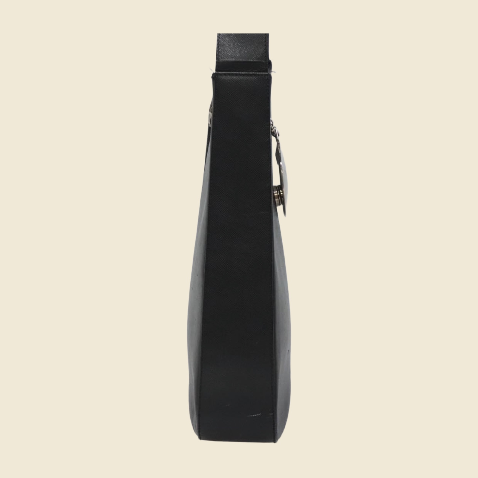 Borsa a spalla Salvatore Ferragamo in pelle nera, pendente Gancini argentato al centro, manico piatto, vista frontale — vista 3