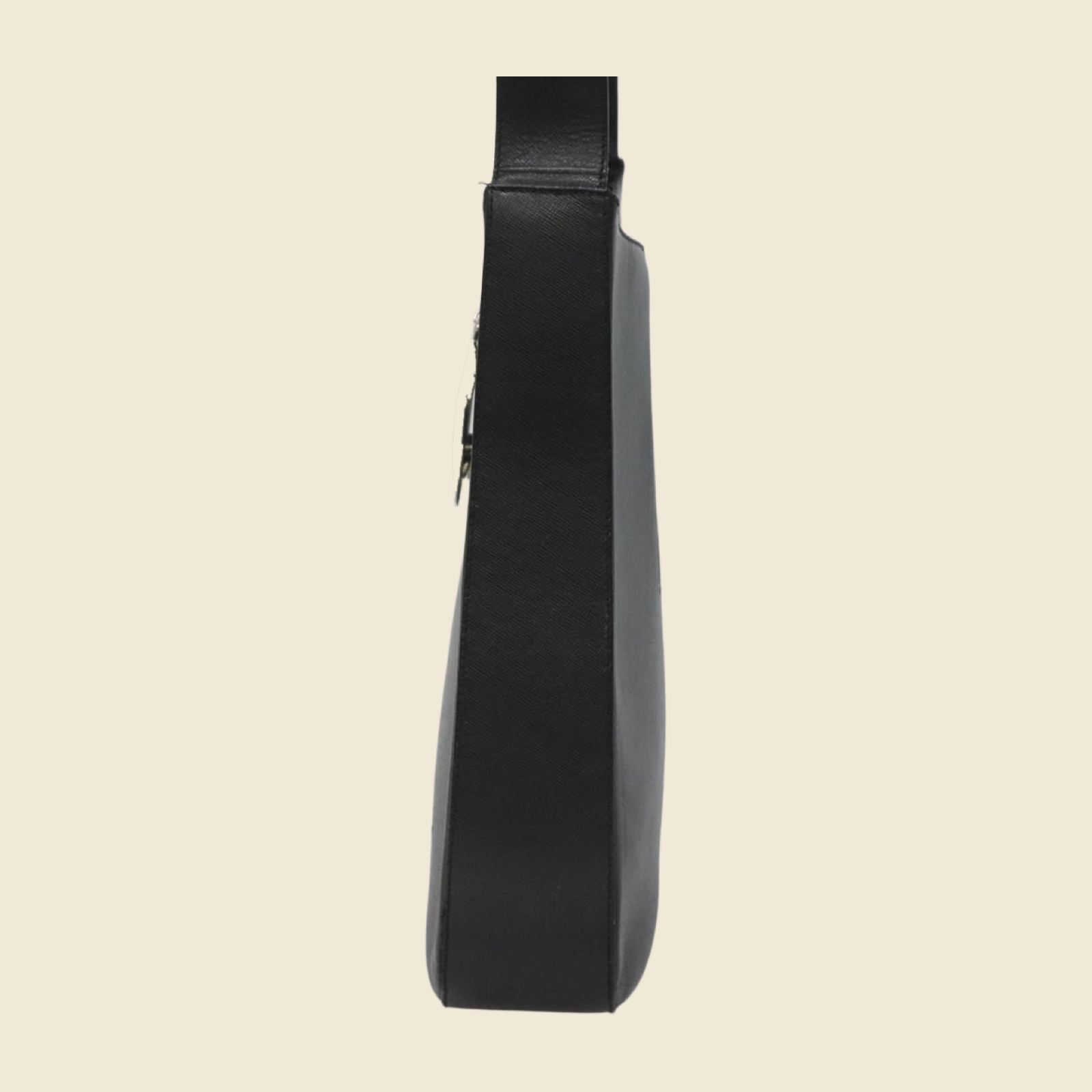 Borsa a spalla Salvatore Ferragamo in pelle nera, pendente Gancini argentato al centro, manico piatto, vista frontale — vista 4