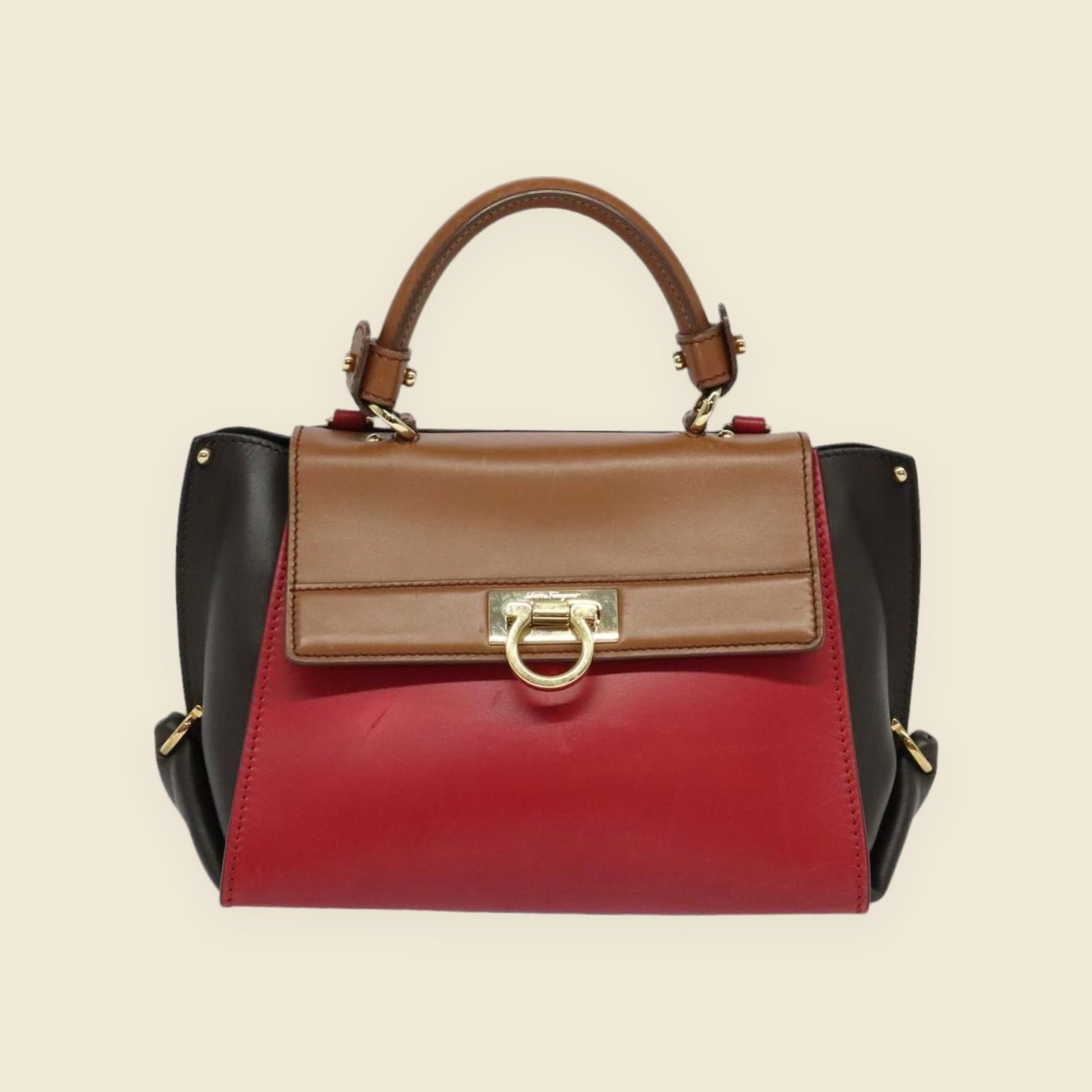 Borsa a mano Salvatore Ferragamo in pelle rossa, cognac e marrone, manico superiore e gancio dorato, vista frontale
