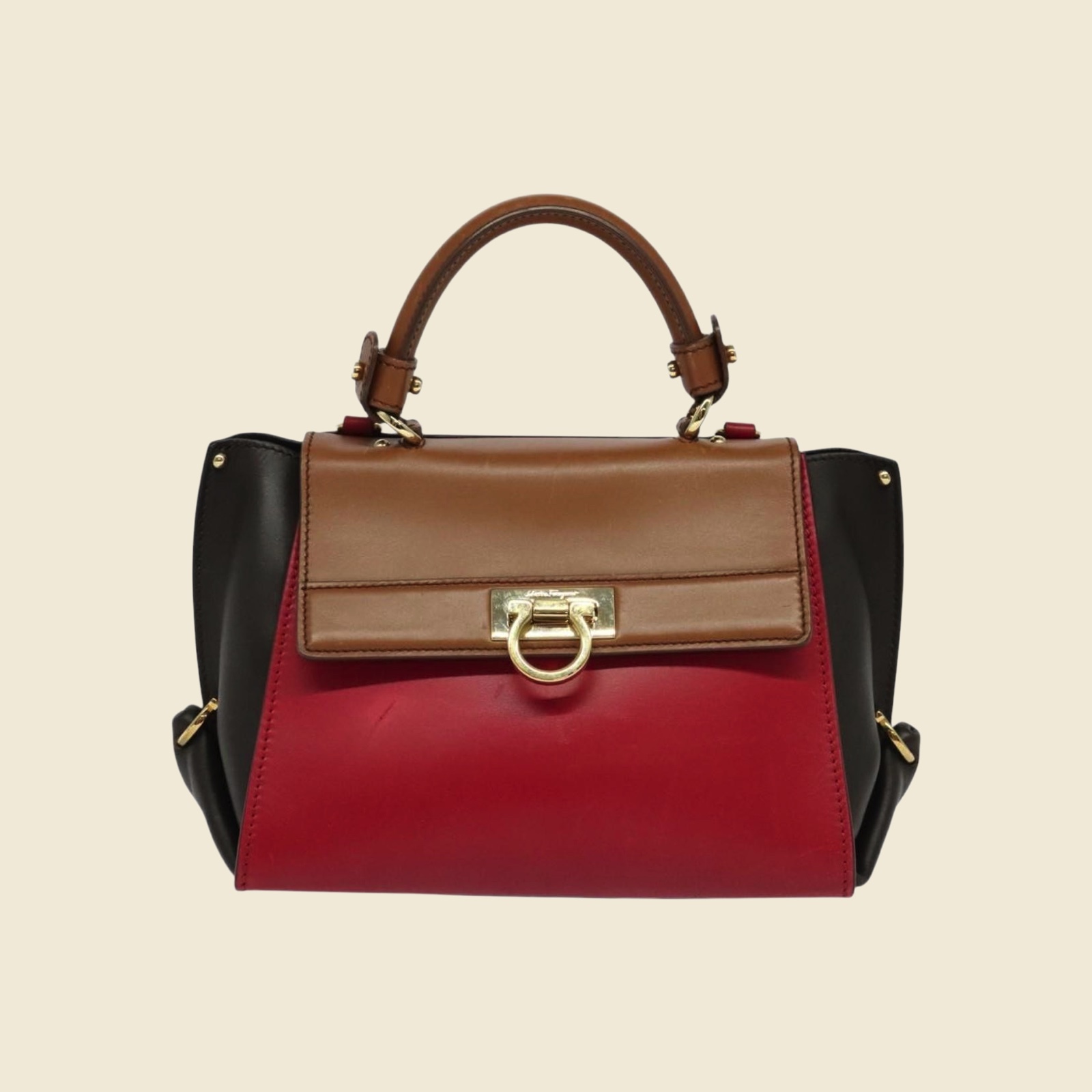 Borsa a mano Salvatore Ferragamo in pelle rossa, cognac e marrone, manico superiore e gancio dorato, vista frontale