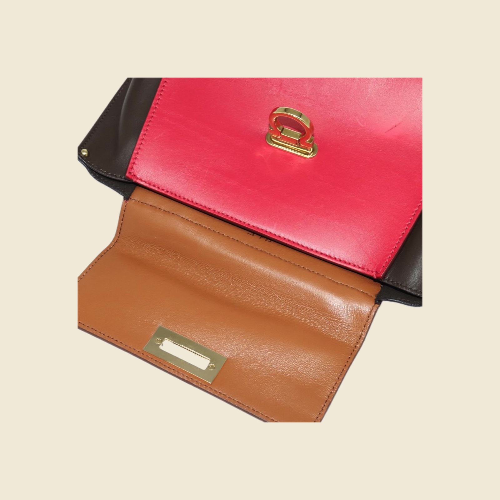 Borsa a mano Salvatore Ferragamo in pelle rossa, cognac e marrone, manico superiore e gancio dorato, vista frontale — vista 4