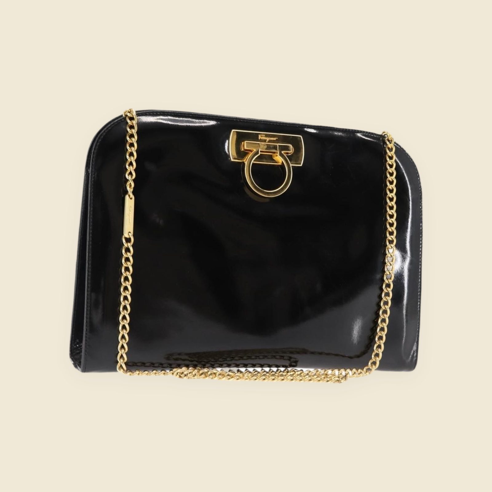 Borsa a spalla Salvatore Ferragamo in pelle verniciata nera, dall'archivio Perligio