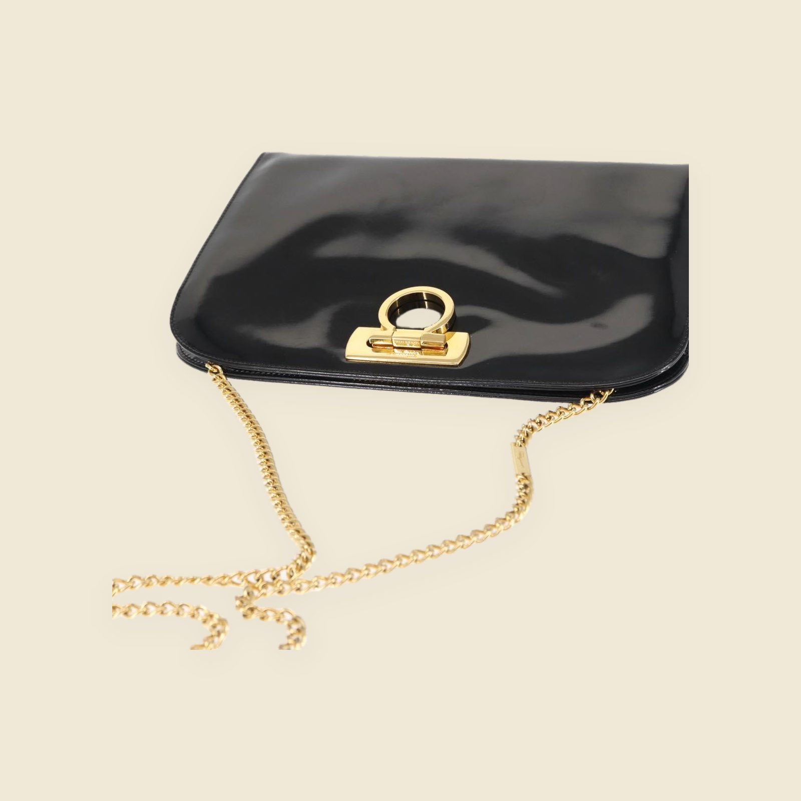 Borsa a spalla Salvatore Ferragamo in pelle verniciata nera, chiusura ad anello dorata e tracolla a catena, vista frontale — vista 2
