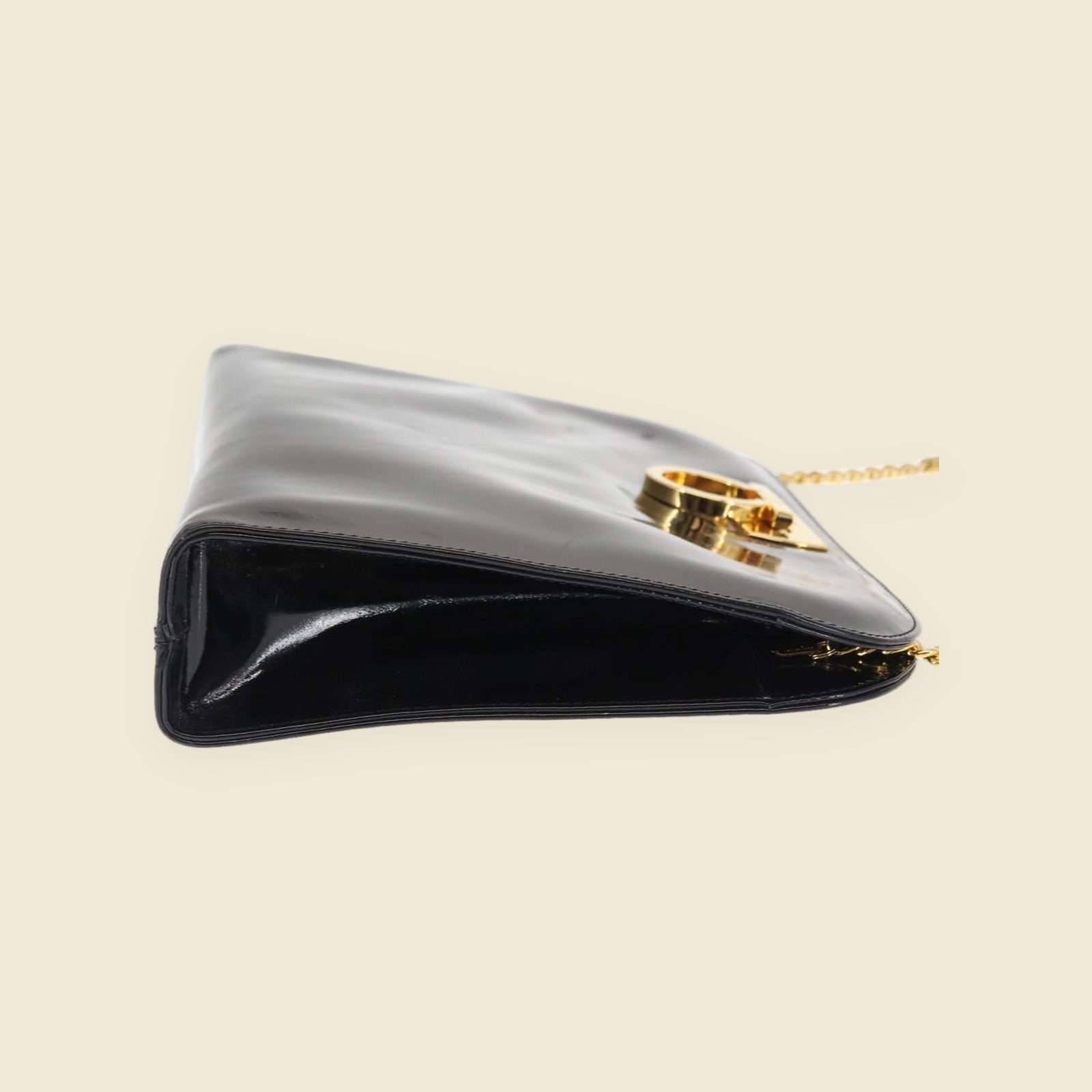 Borsa a spalla Salvatore Ferragamo in pelle verniciata nera, chiusura ad anello dorata e tracolla a catena, vista frontale — vista 3