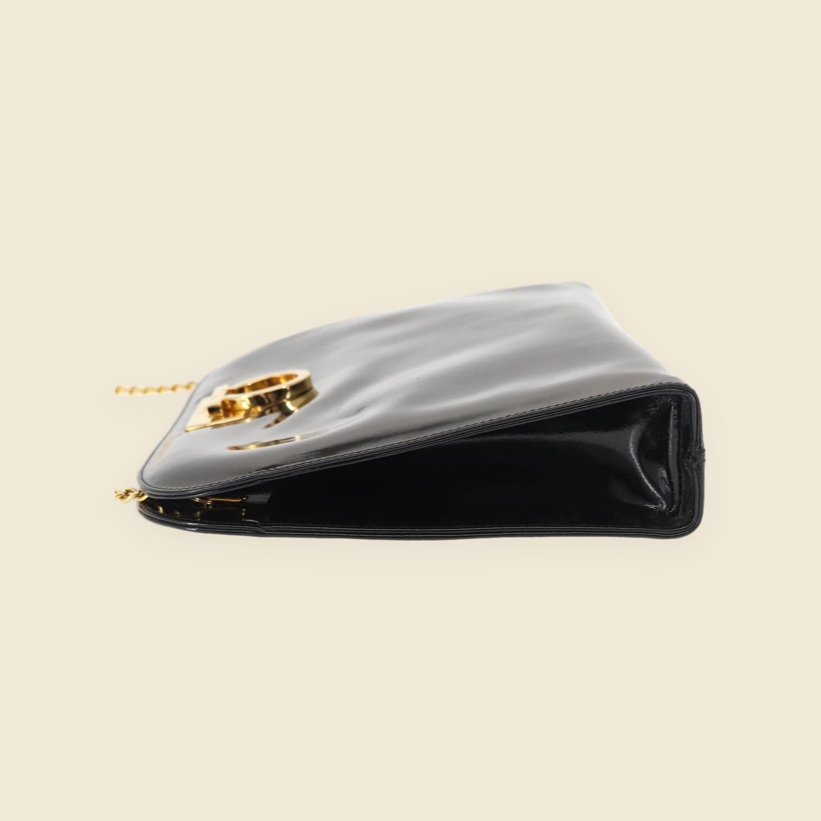 Borsa a spalla Salvatore Ferragamo in pelle verniciata nera, chiusura ad anello dorata e tracolla a catena, vista frontale — vista 4