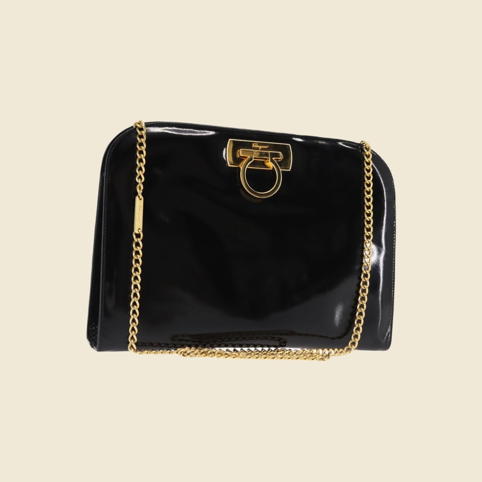 Borsa a spalla Salvatore Ferragamo in pelle verniciata nera, chiusura ad anello dorata, tracolla a catena, vista frontale