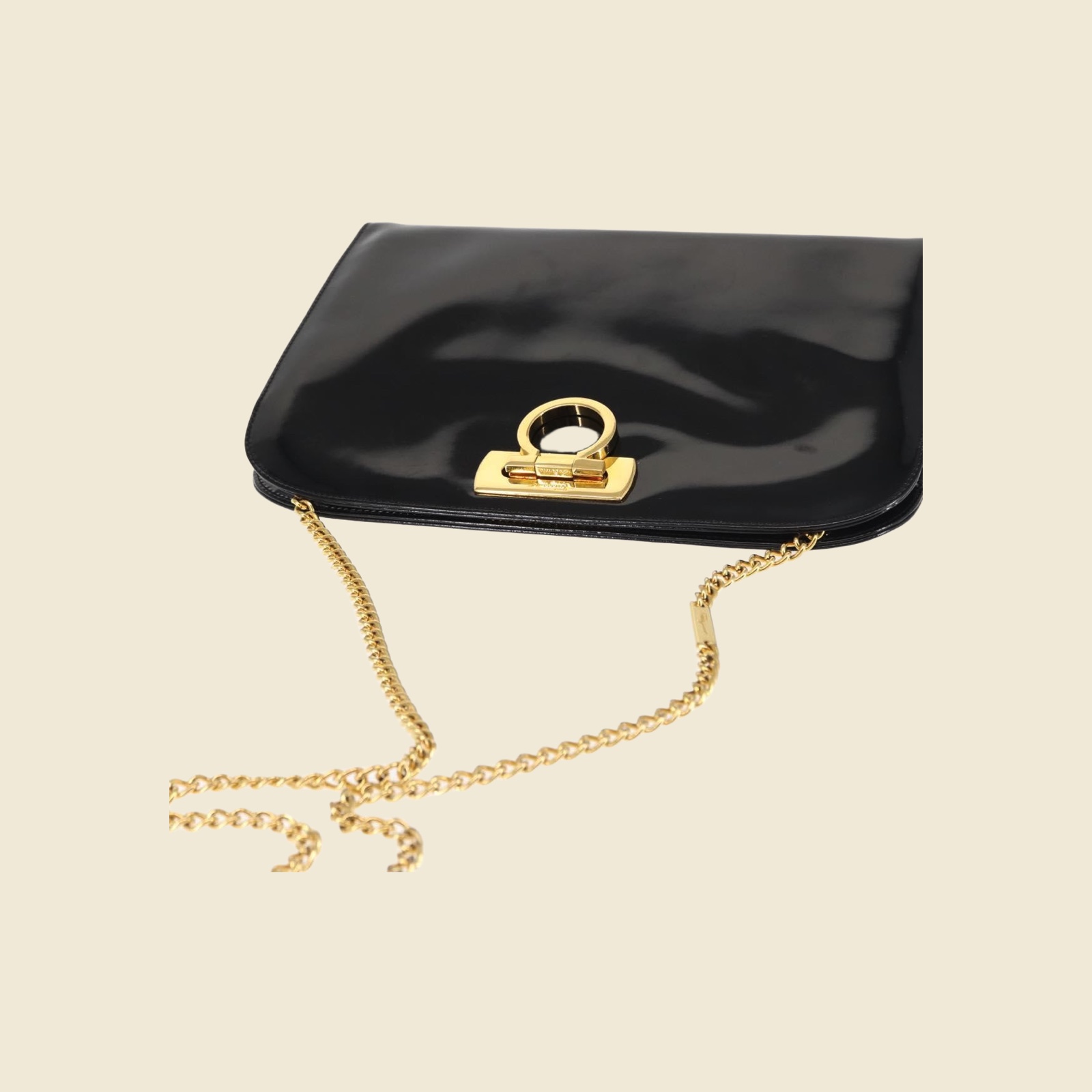 Borsa a spalla Salvatore Ferragamo in pelle verniciata nera, chiusura ad anello dorata, tracolla a catena, vista frontale — vista 2