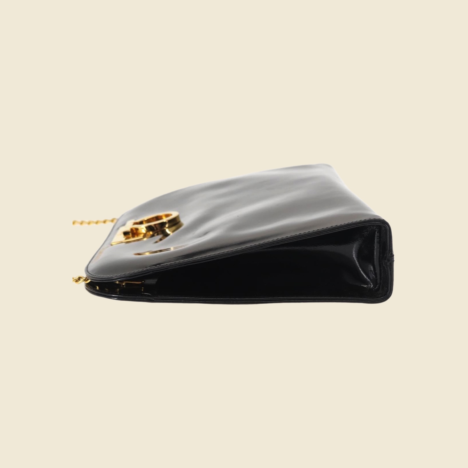 Borsa a spalla Salvatore Ferragamo in pelle verniciata nera, chiusura ad anello dorata, tracolla a catena, vista frontale — vista 4