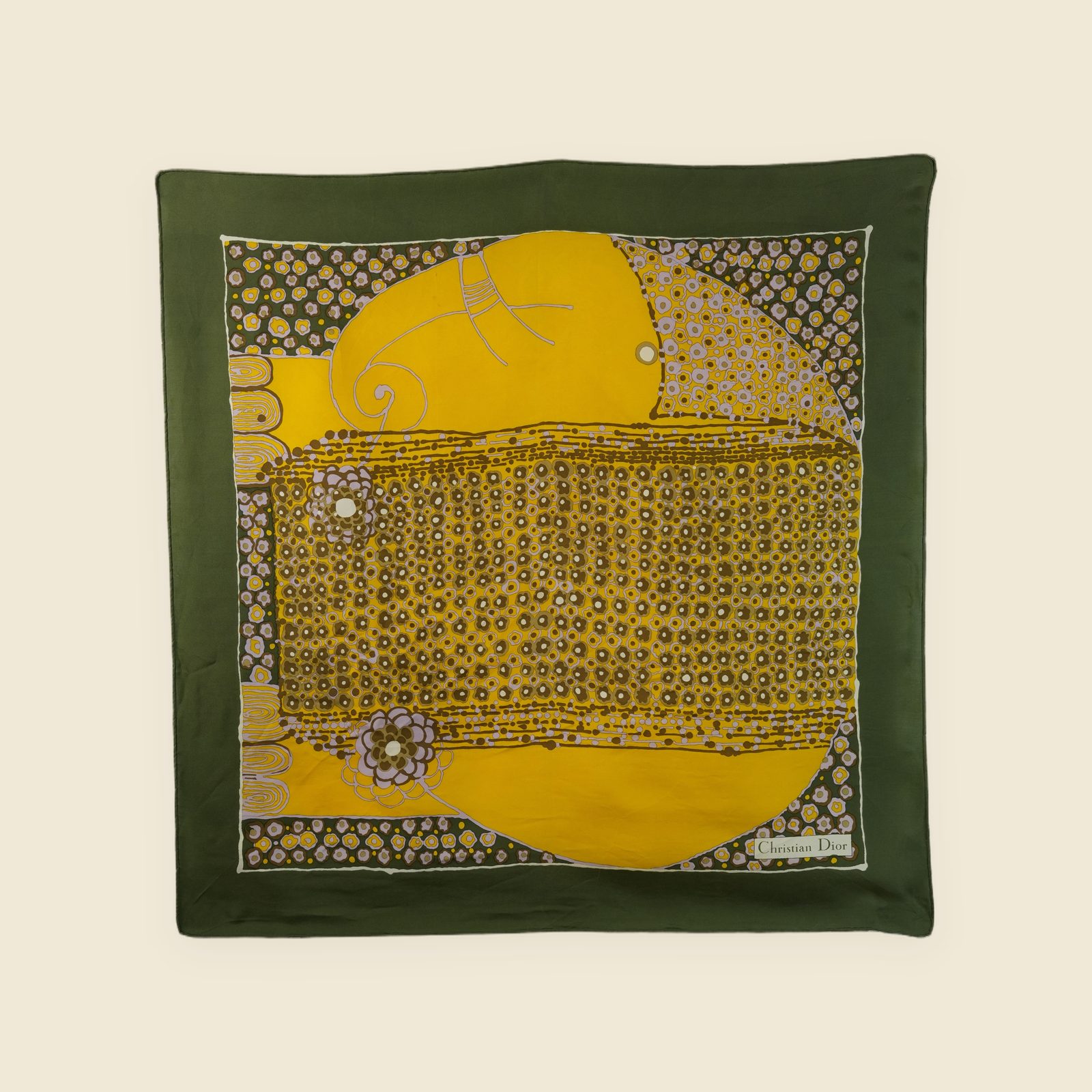 Foulard quadrato Christian Dior in seta, bordo verde oliva e stampa floreale gialla, disteso su fondo chiaro — vista 2