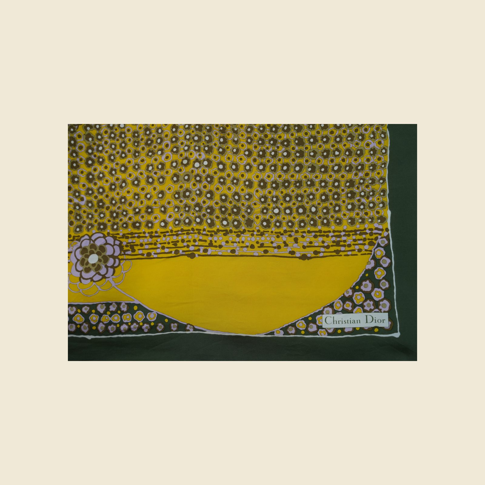 Foulard quadrato Christian Dior in seta, bordo verde oliva e stampa floreale gialla, disteso su fondo chiaro — vista 3