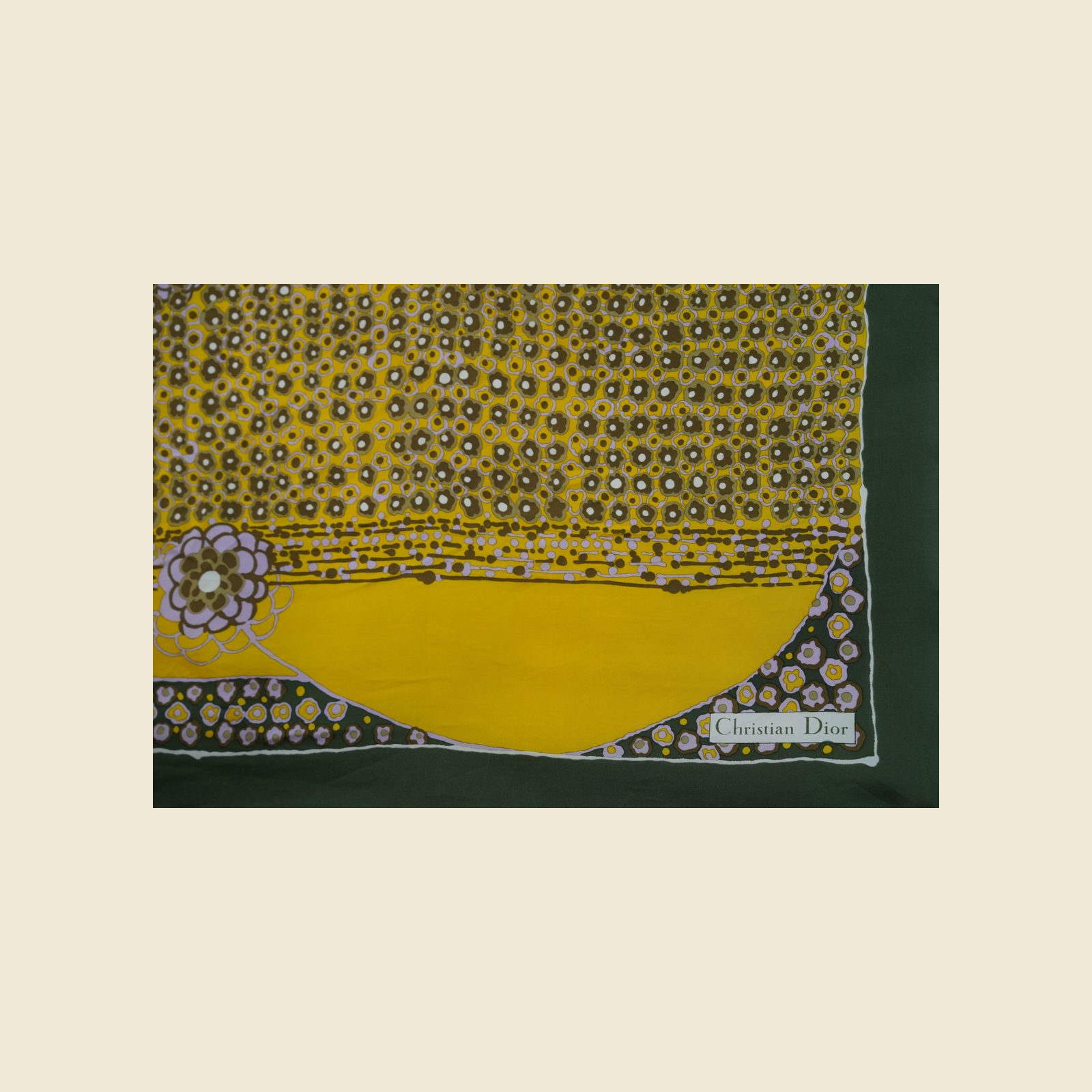 Foulard quadrato Christian Dior in seta, bordo verde oliva e stampa floreale gialla, disteso su fondo chiaro — vista 4