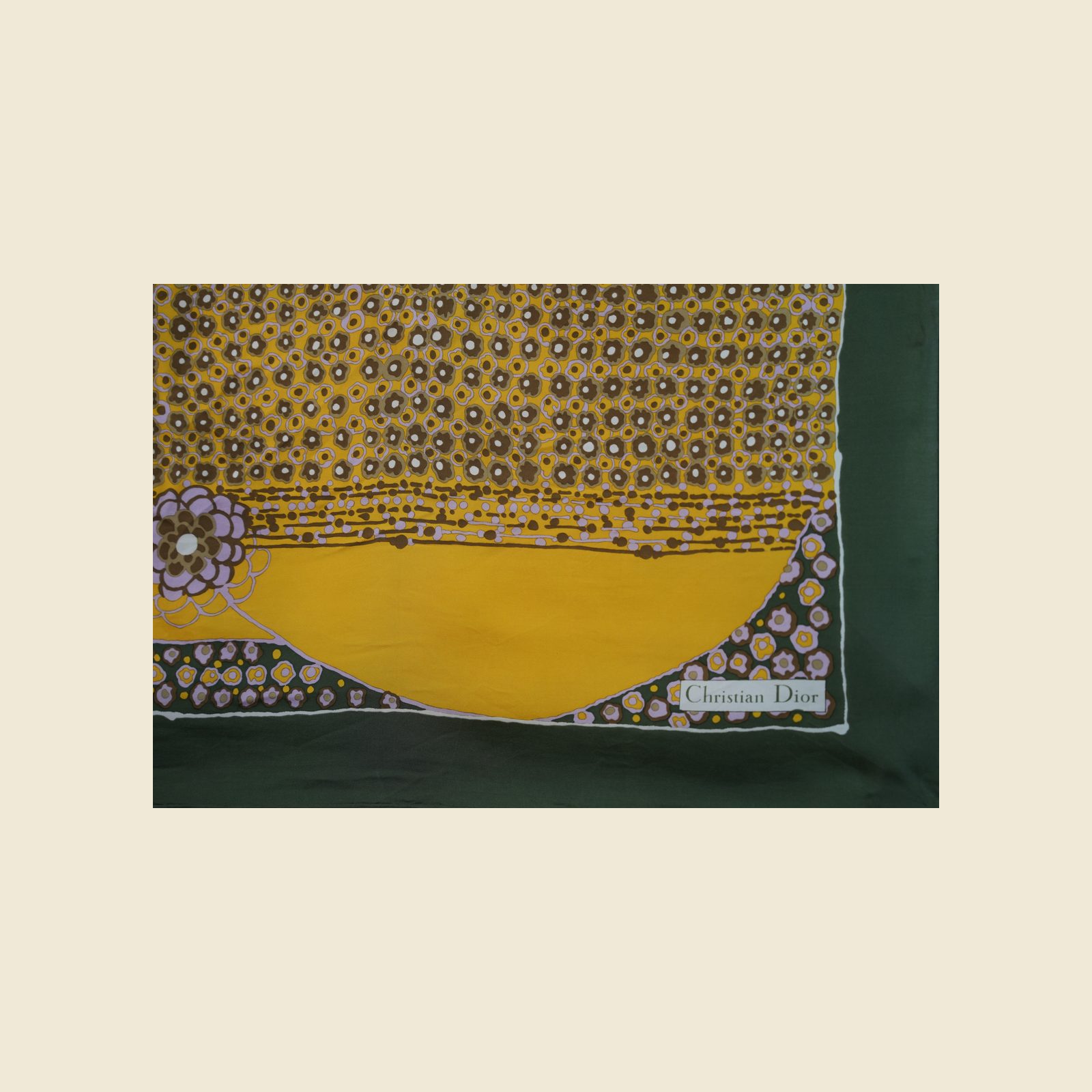Foulard quadrato Christian Dior in seta, bordo verde oliva e stampa floreale gialla, disteso su fondo chiaro — vista 5