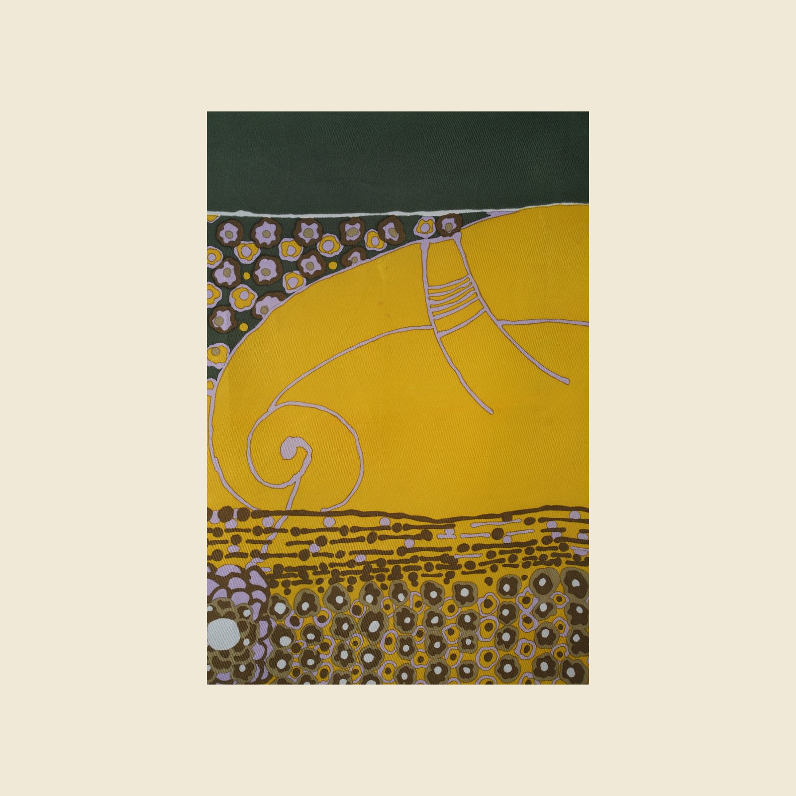 Foulard quadrato Christian Dior in seta, bordo verde oliva e stampa floreale gialla, disteso su fondo chiaro — vista 6