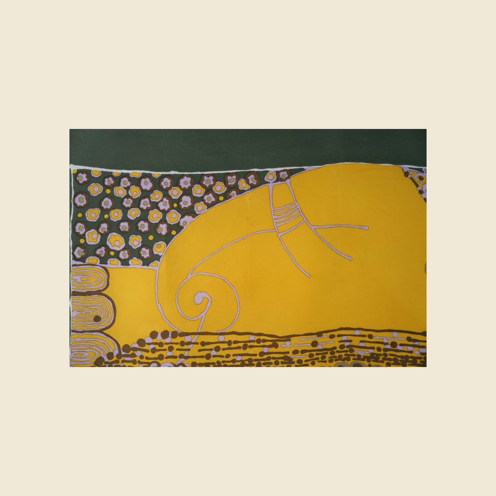 Foulard quadrato Christian Dior in seta, bordo verde oliva e stampa floreale gialla, disteso su fondo chiaro — vista 7