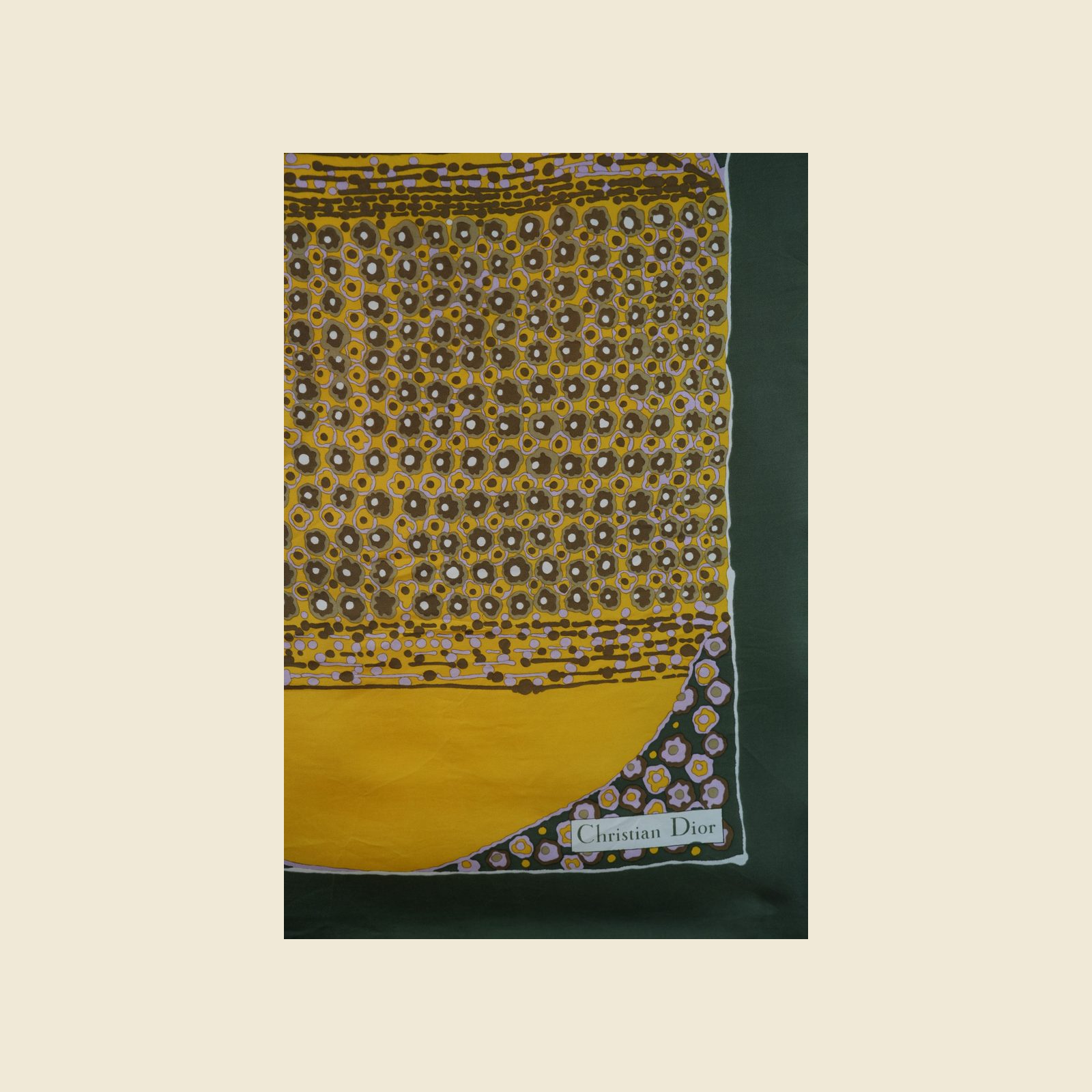 Foulard quadrato Christian Dior in seta, bordo verde oliva e stampa floreale gialla, disteso su fondo chiaro — vista 8
