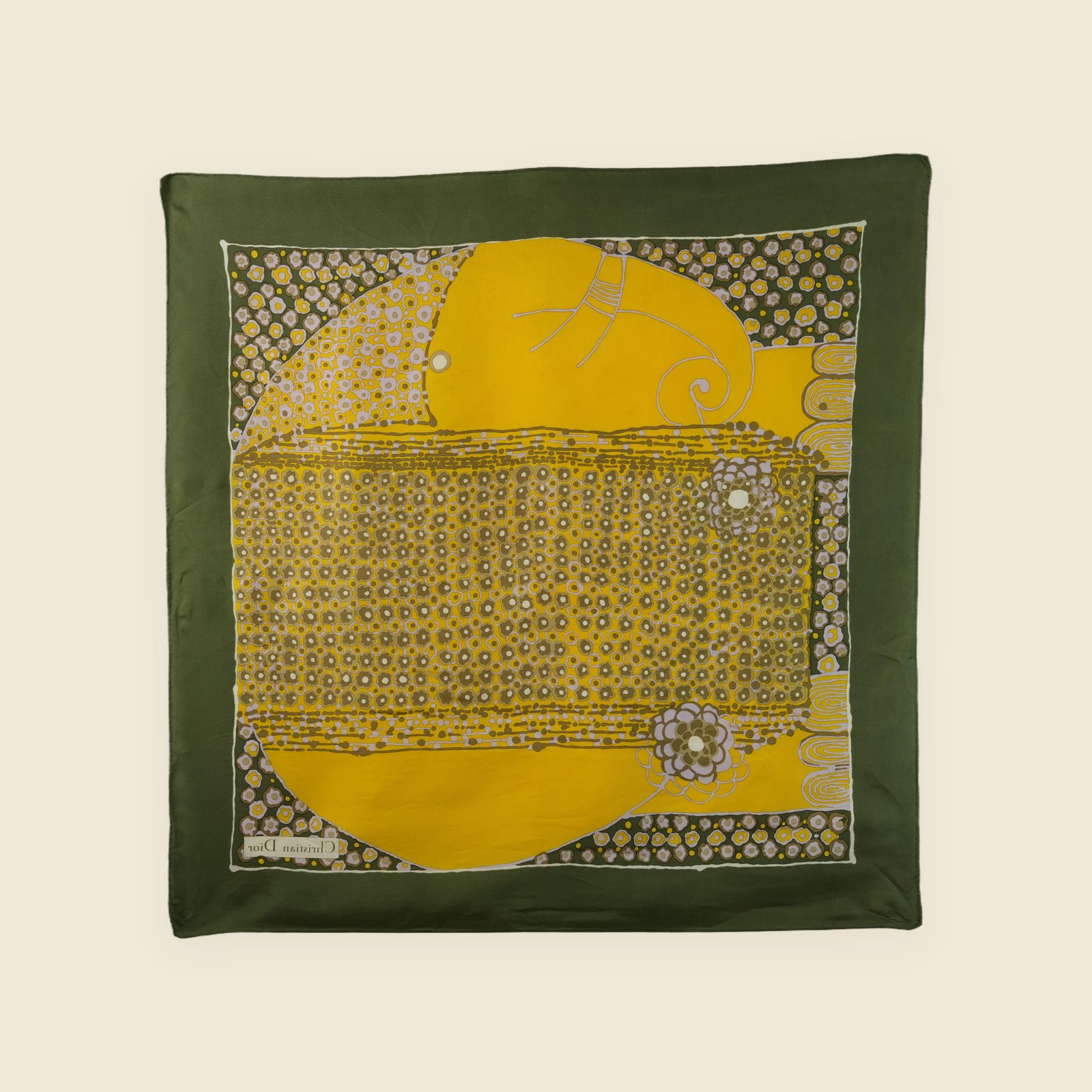 Foulard quadrato Christian Dior in seta, bordo verde oliva e stampa floreale gialla, disteso su fondo chiaro — vista 9