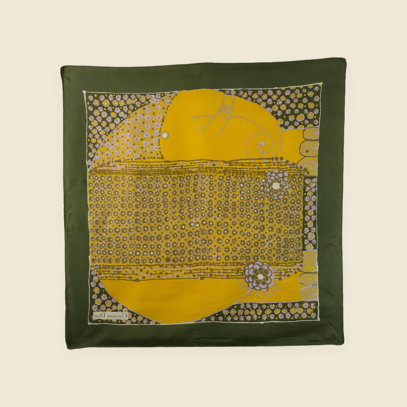 Foulard quadrato Christian Dior in seta, bordo verde oliva e stampa floreale gialla, disteso su fondo chiaro — vista 10