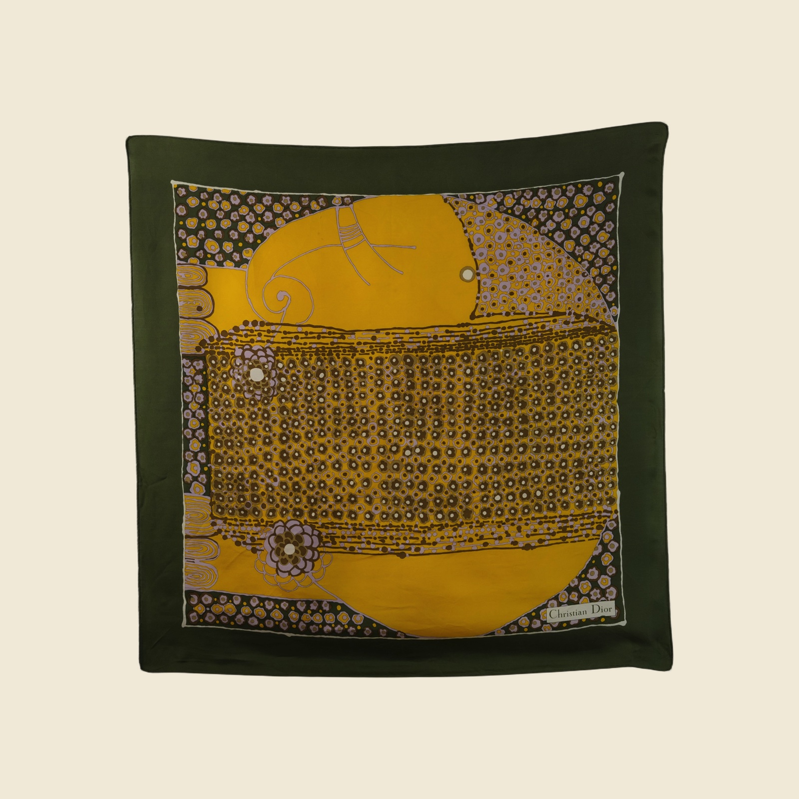 Foulard quadrato Christian Dior in seta, bordo verde oliva e stampa floreale gialla, disteso su fondo chiaro