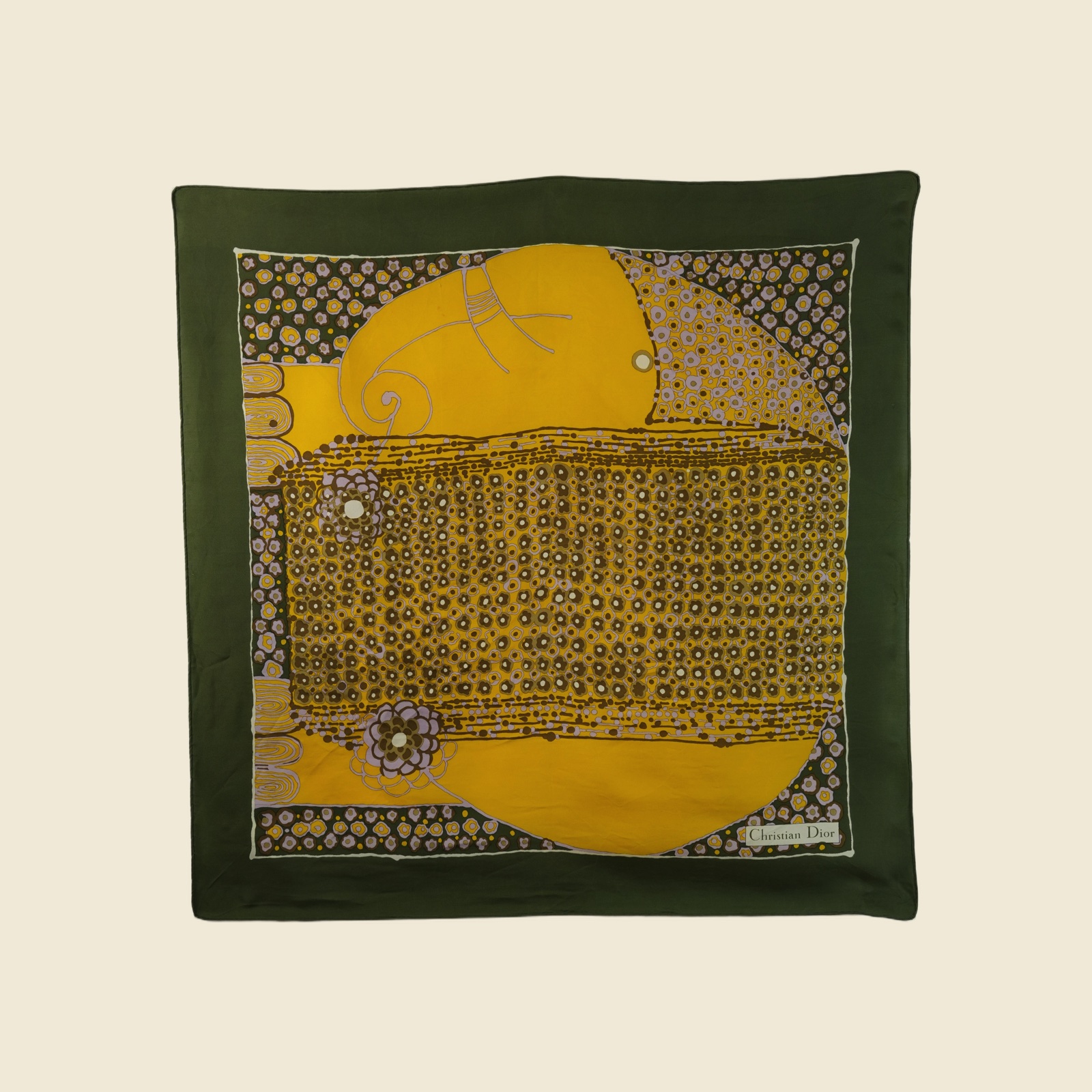 Foulard quadrato Christian Dior in seta, bordo verde oliva e campo giallo a fiori astratti, disteso su fondo chiaro — vista 2