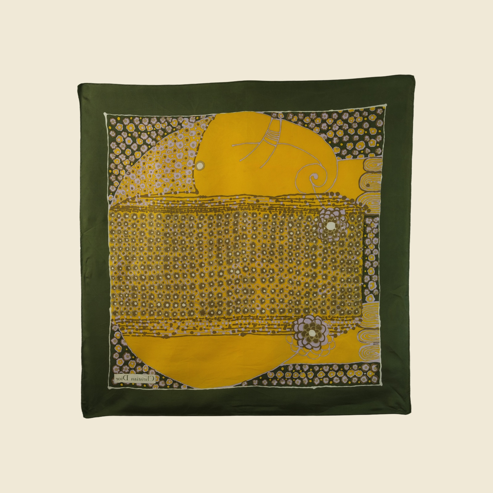Foulard quadrato Christian Dior in seta, bordo verde oliva e campo giallo a fiori astratti, disteso su fondo chiaro — vista 3