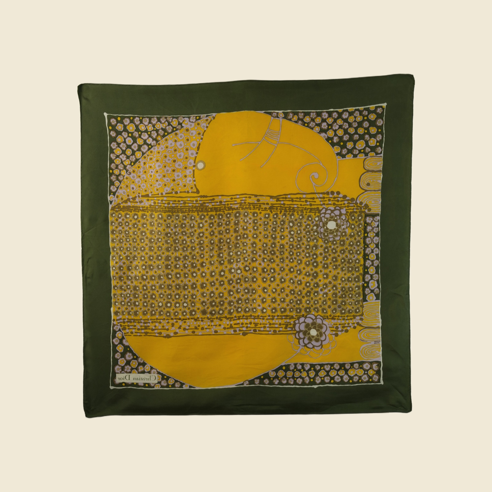 Foulard quadrato Christian Dior in seta, bordo verde oliva e campo giallo a fiori astratti, disteso su fondo chiaro — vista 4