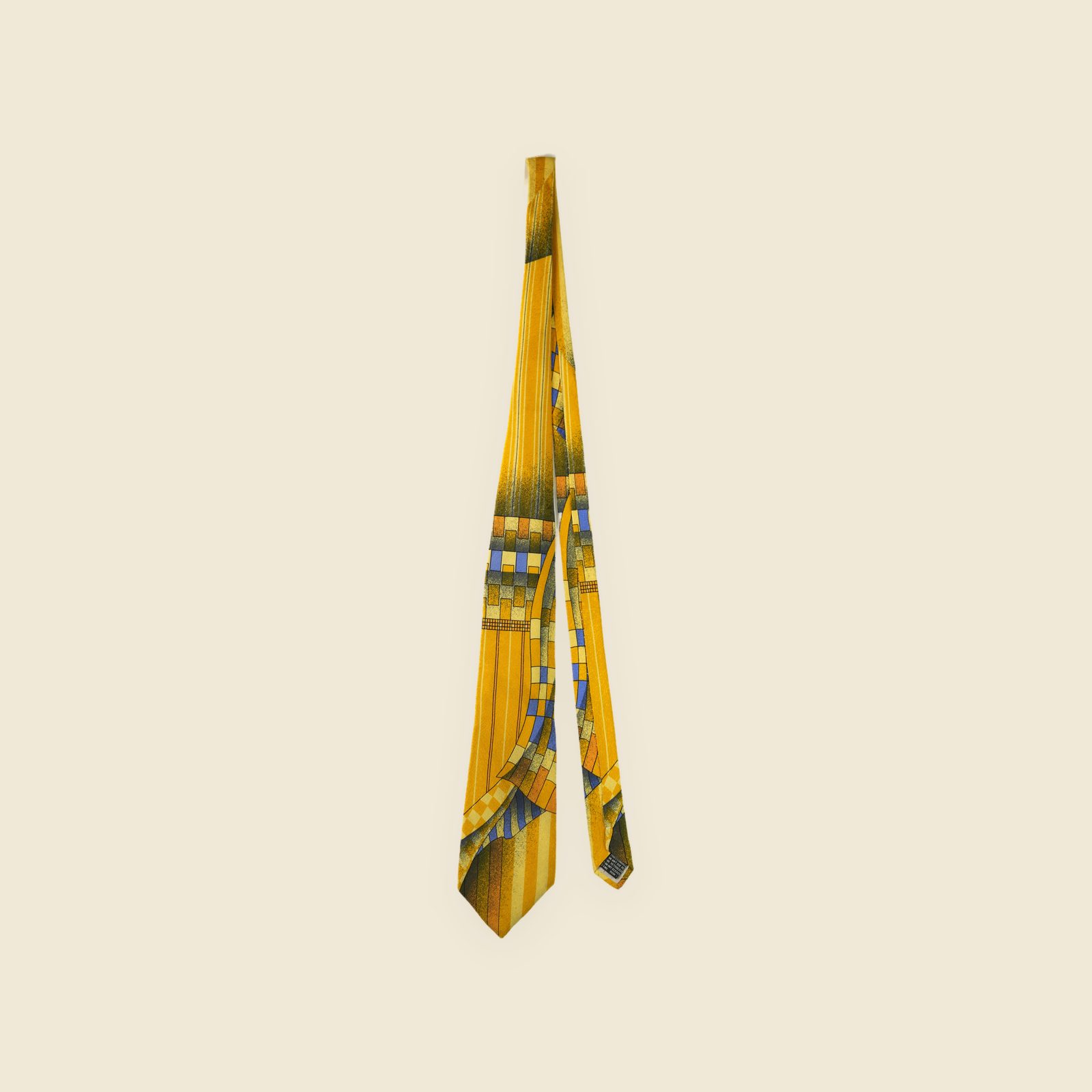 Cravatta Gianni Versace in seta giallo senape con stampa geometrica astratta blu e ruggine, su fondo bianco — vista 2