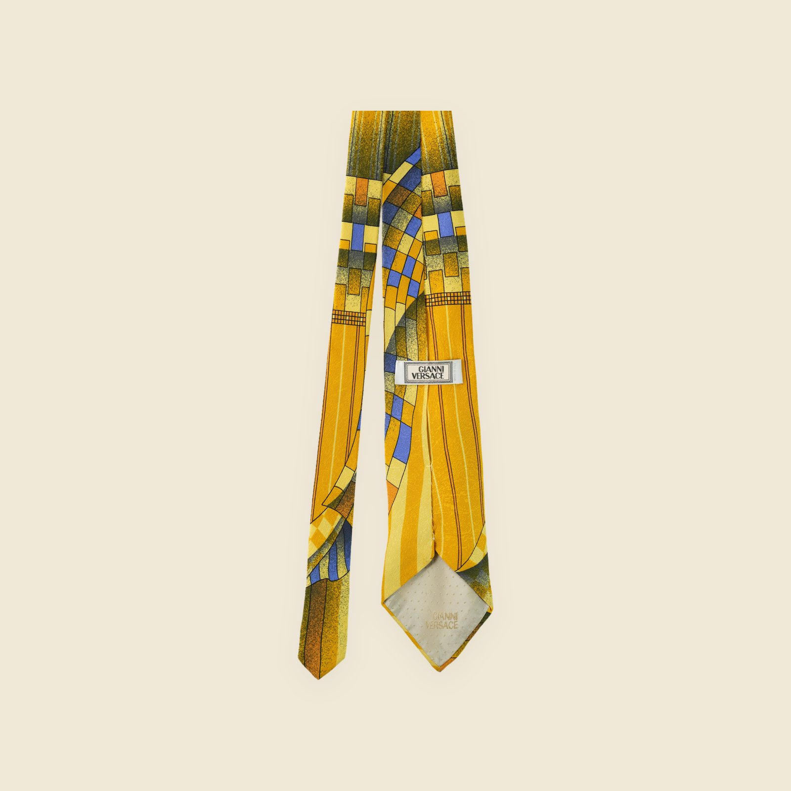 Cravatta Gianni Versace in seta giallo senape con stampa geometrica astratta blu e ruggine, su fondo bianco — vista 3