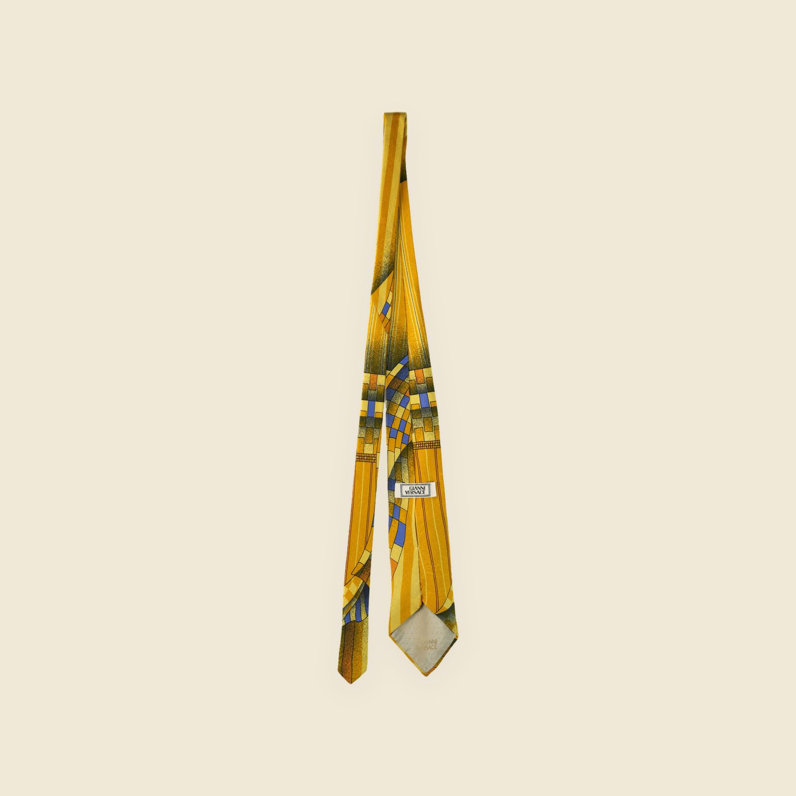 Cravatta Gianni Versace in seta giallo senape con stampa geometrica astratta blu e ruggine, su fondo bianco — vista 4